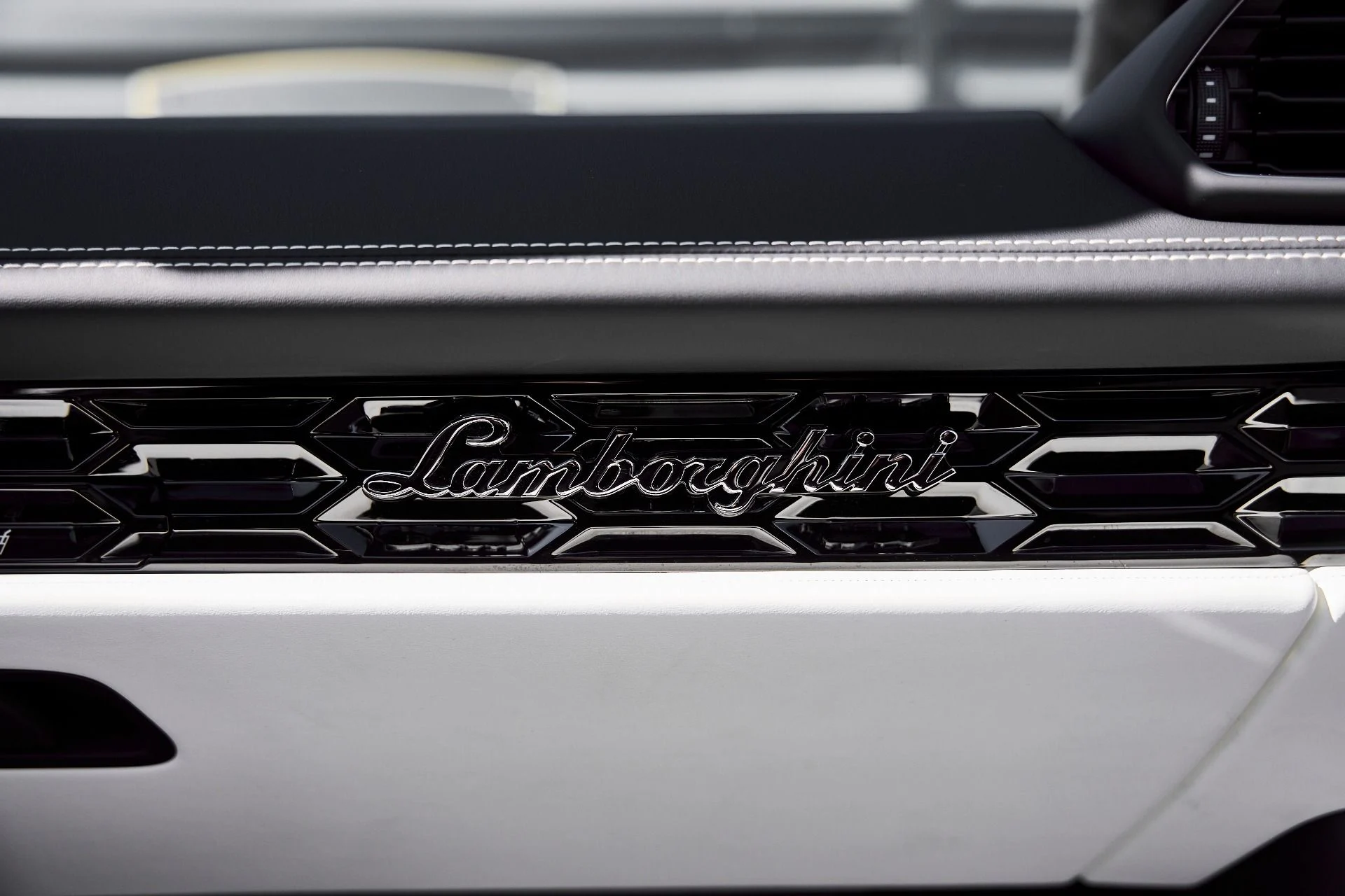 mph042_2770559744_Used_2024_Lamborghini_Huracan_EVO_Base_1771467062_b94bf2b2fe