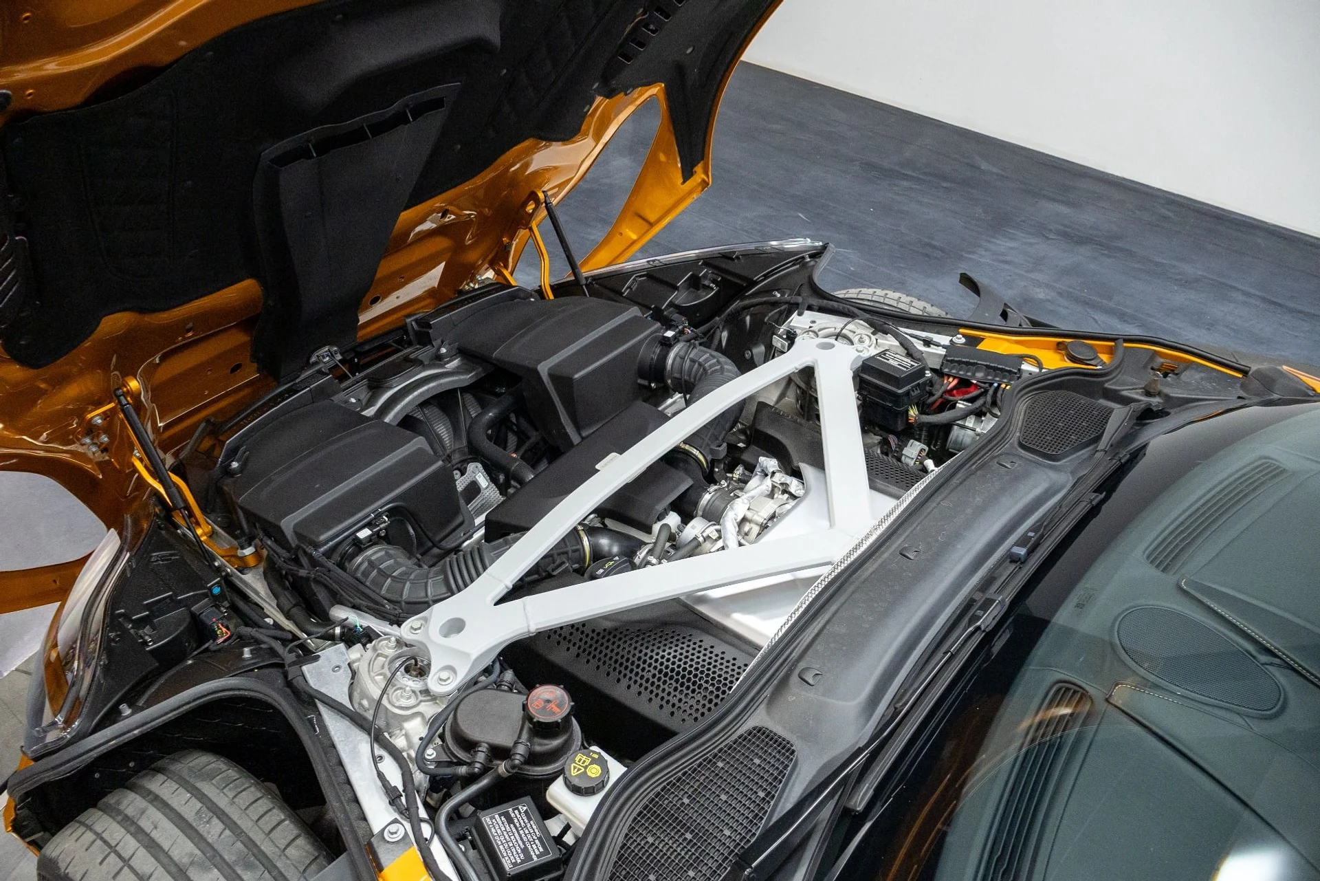 mph042_2788183046_Used_2018_Aston_Martin_DB_11_1761056860_426dd72b8a