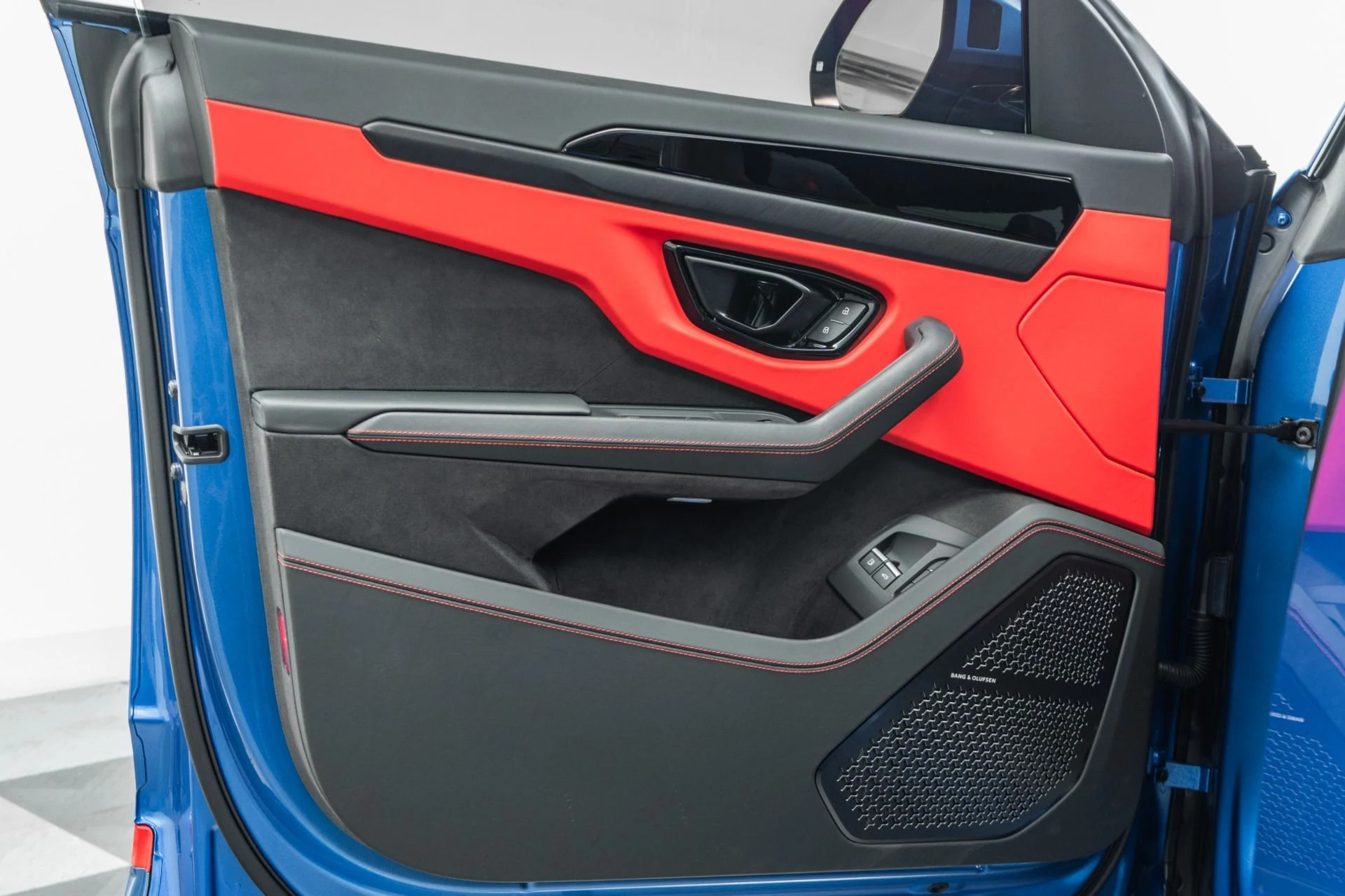 mph042_2837019690_Used_2025_Lamborghini_Urus_SE_Bang_and_Olufsen_Audio_Two_Tone_Interior_789_Horsepower_1773150487_e62e247511