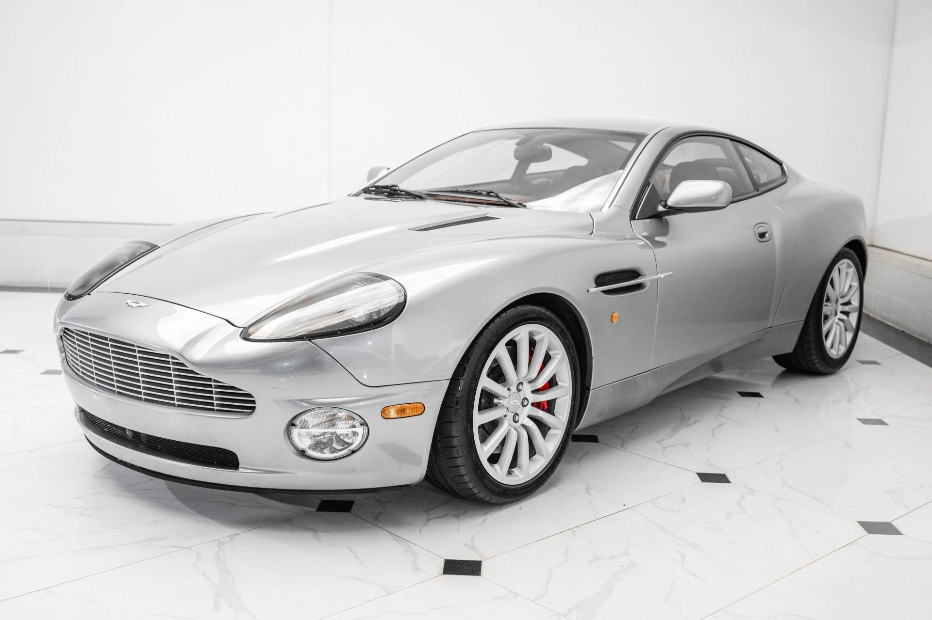 mph042_2890236075_Used_2002_Aston_Martin_Vanquish_V12_1750947116_d8f6ecd7cf