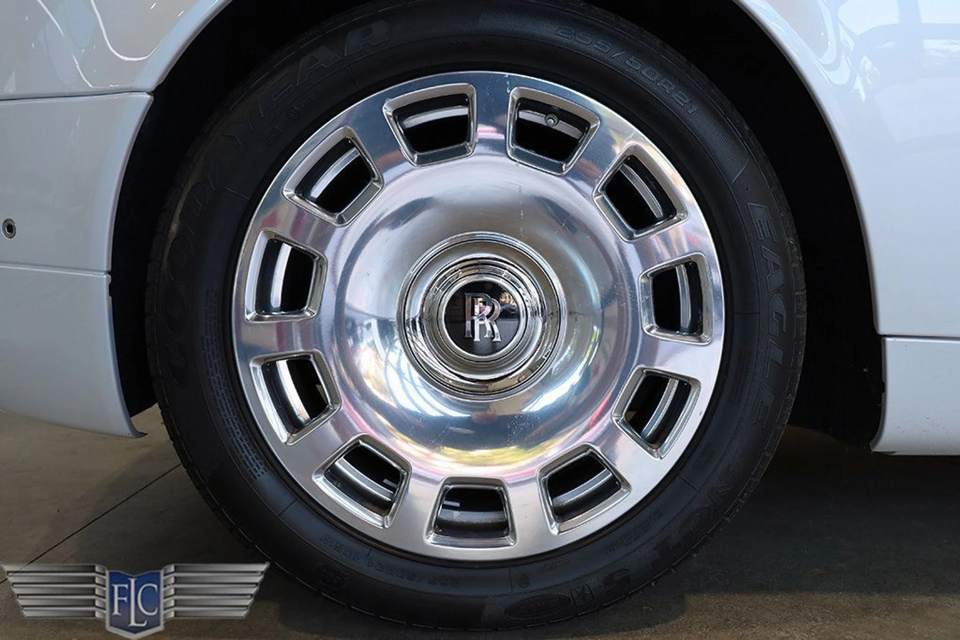 mph042_2908875722_used_2017_rolls_royce_phantom_dropheadcoupe_9689_22945304_43_1024_2299686a9c