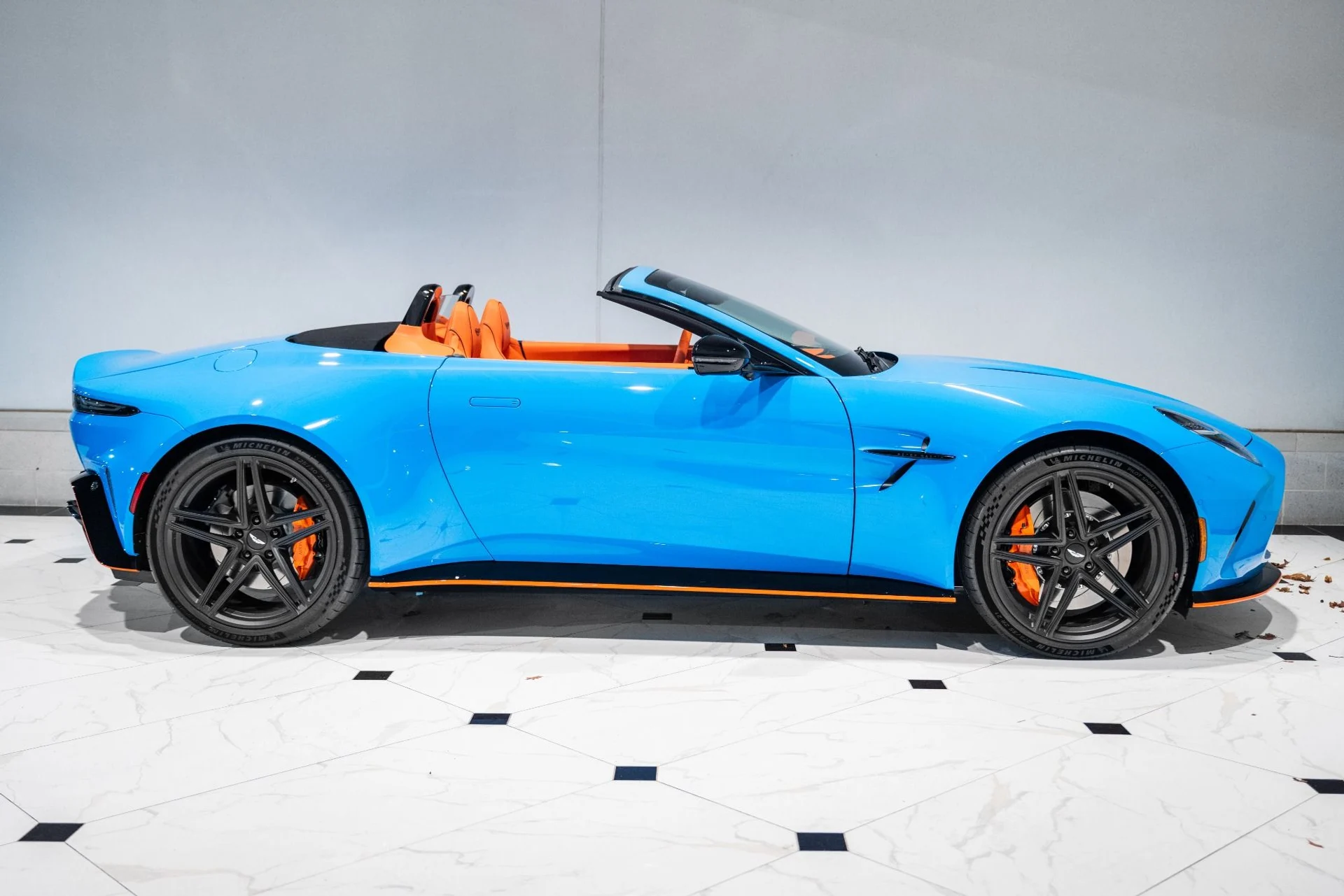 mph042_3088475_New_2026_Aston_Martin_Vantage_Roadster_1761752064_3337cfdb7a