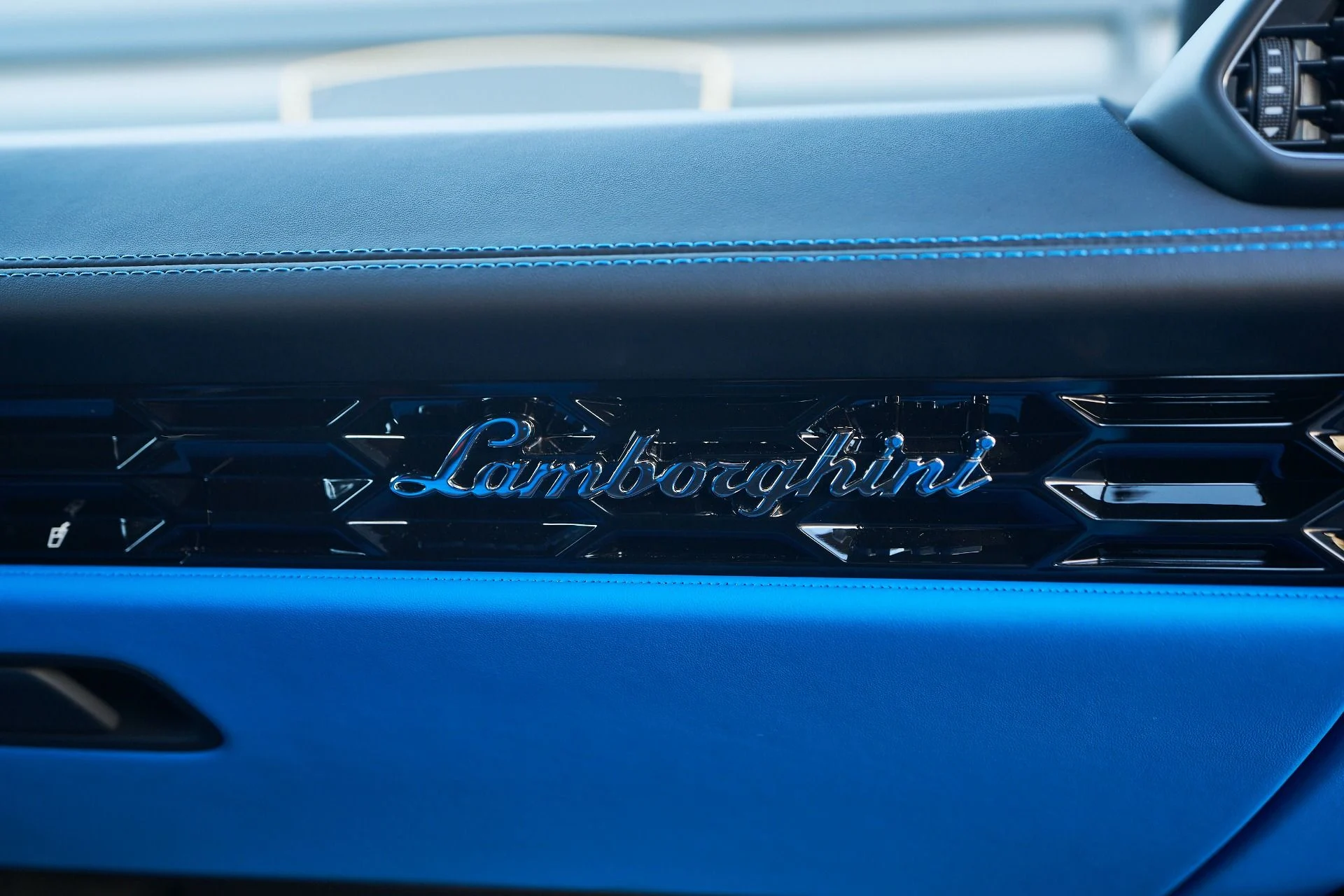 mph042_3202800296_Used_2024_Lamborghini_Huracan_Sterrato_Base_1761068451_b8f986c4fb