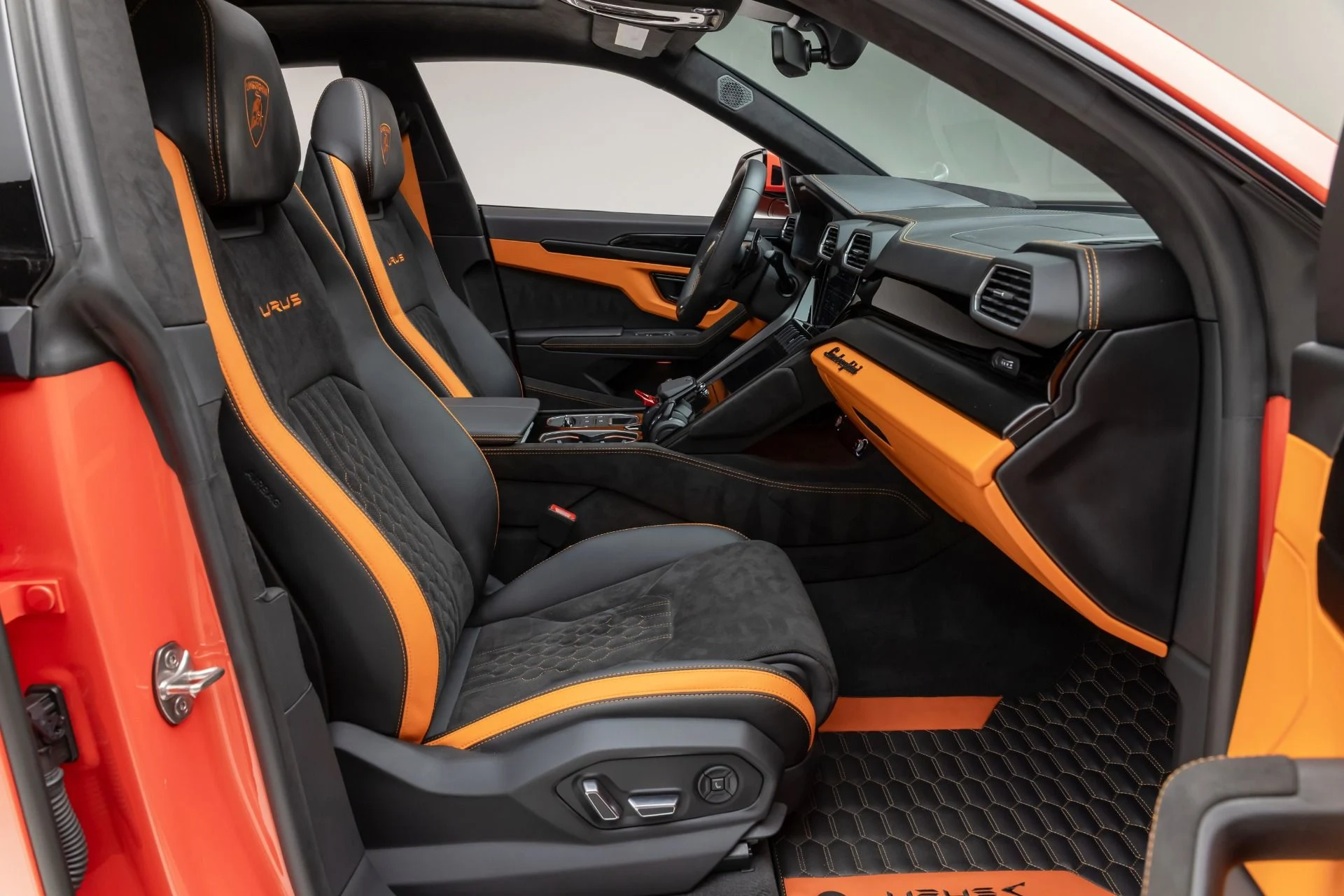 mph042_3226204040_Used_2024_Lamborghini_Urus_S_1766449487_805d398ab9