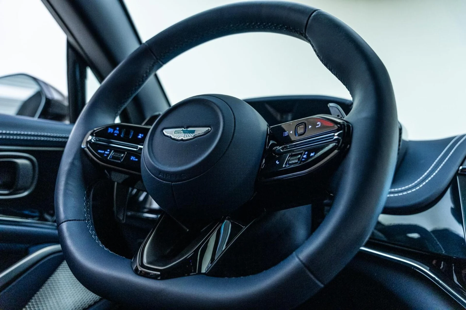 mph042_3245066573_New_2025_Aston_Martin_DBX_707_AWD_1744624320_d647813285