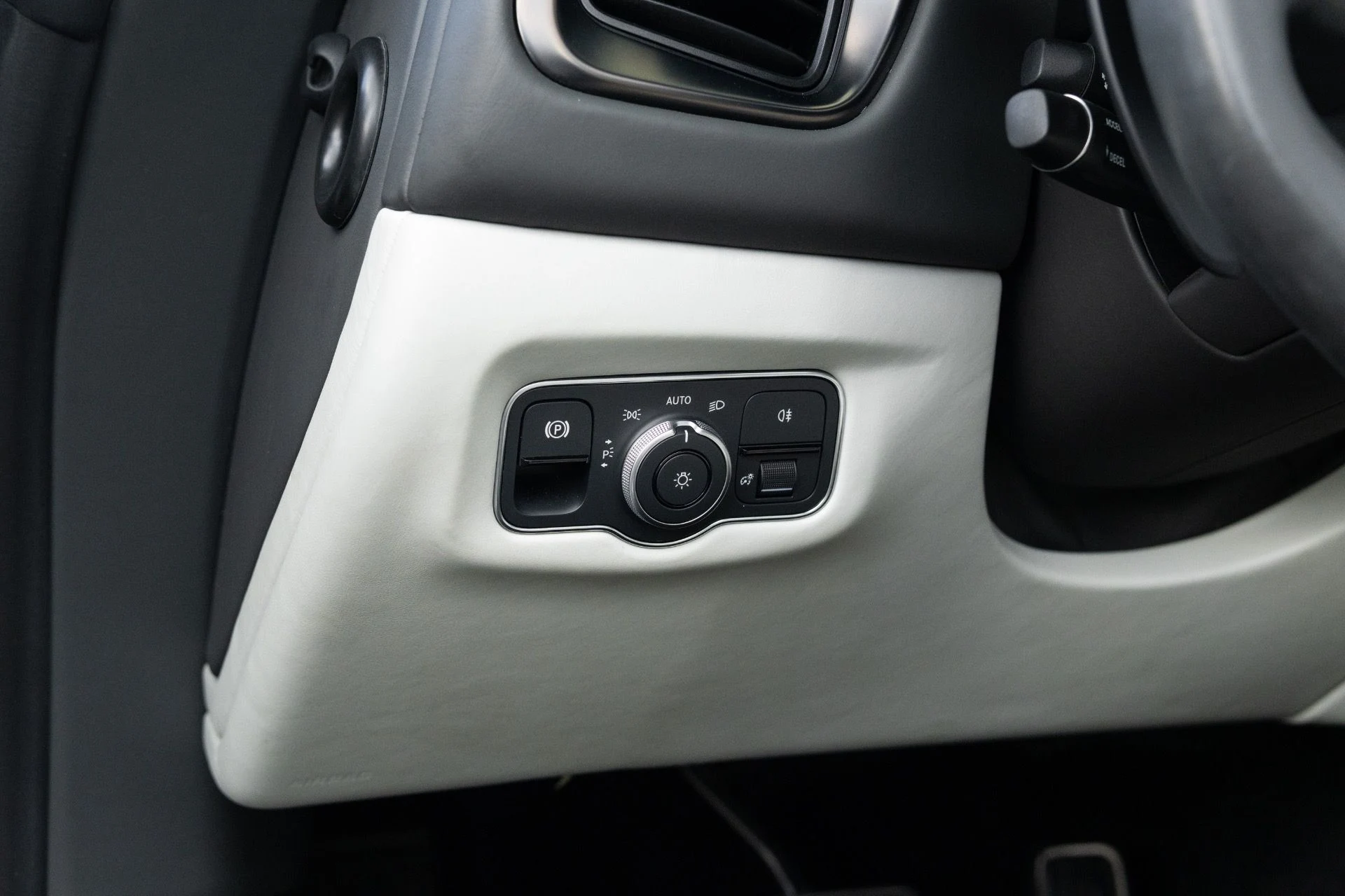 mph042_328026834_Used_2023_Aston_Martin_Vantage_V8_1773336980_670736d548