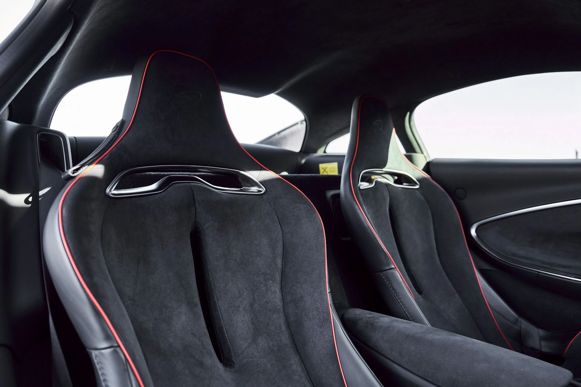 mph042_3353473405_Used_2023_Mc_Laren_Artura_1773773933_8684229b57