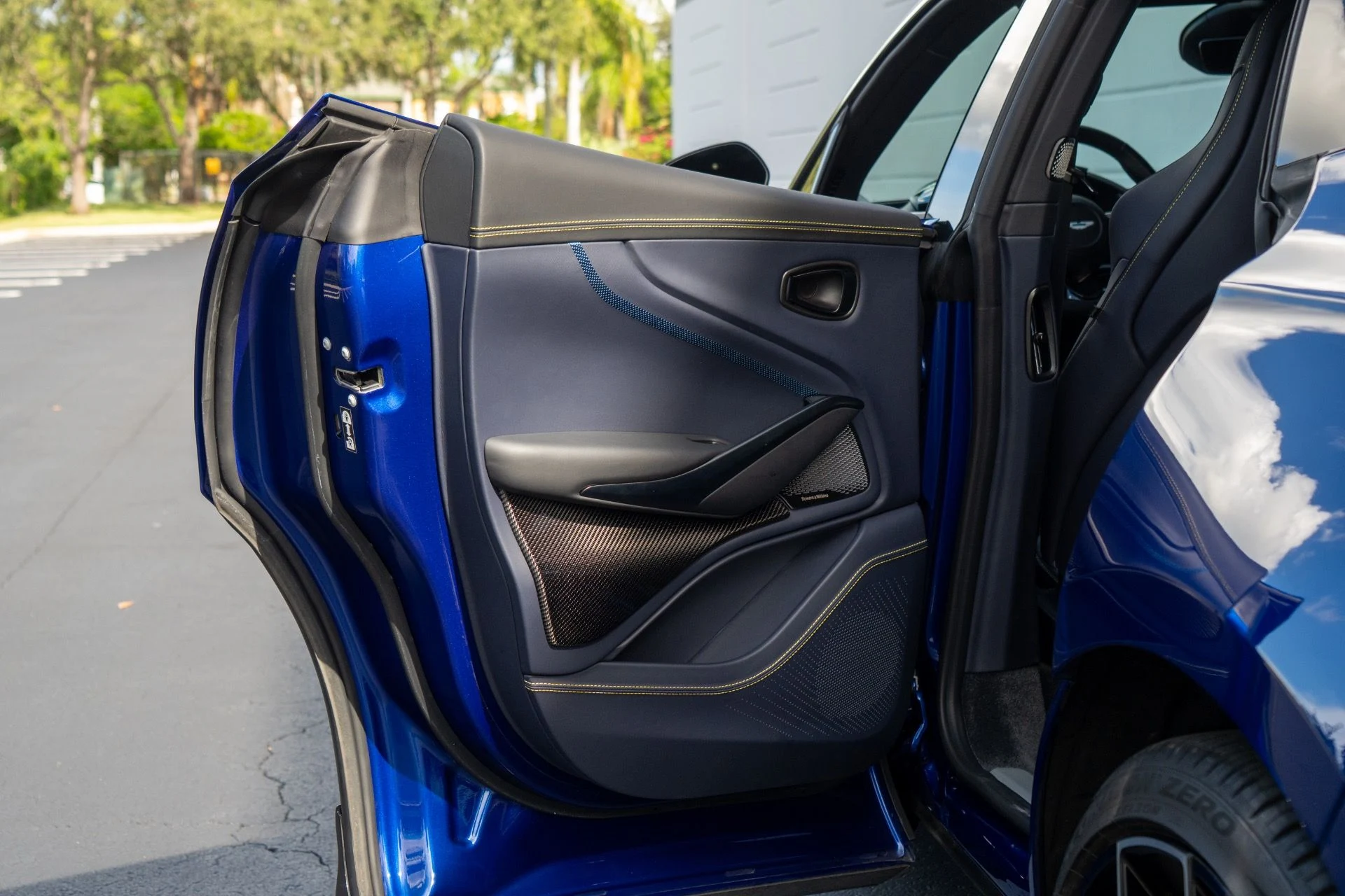 mph042_3385344290_Used_2025_Aston_Martin_DBX_707_1764700714_41a58a9c6a