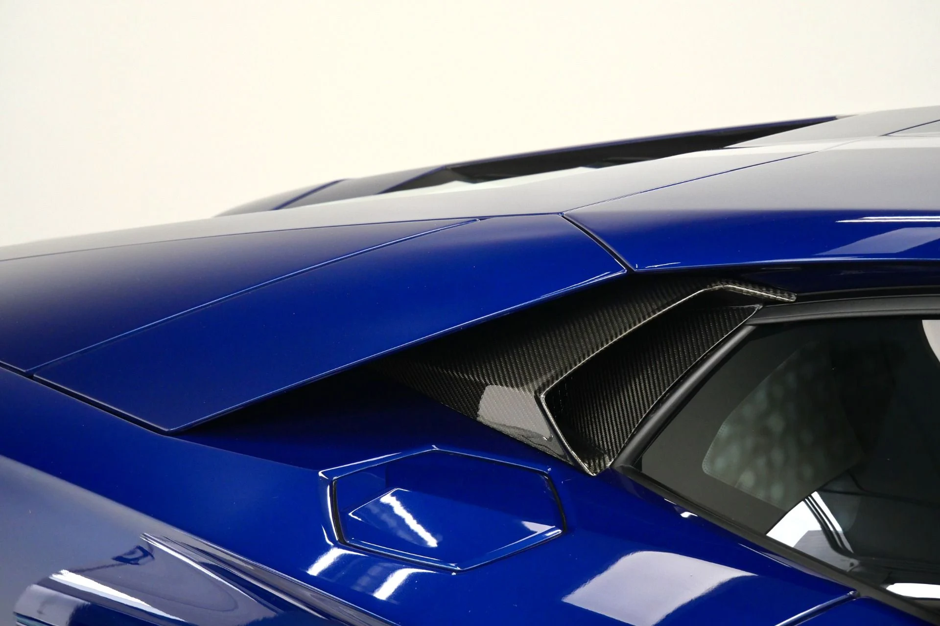 mph042_3398456744_Used_2014_Lamborghini_Aventador_LP_700_4_Beautiful_Color_Combination_Transparent_Engine_Bonnet_1774983686_cc3c4a35f3