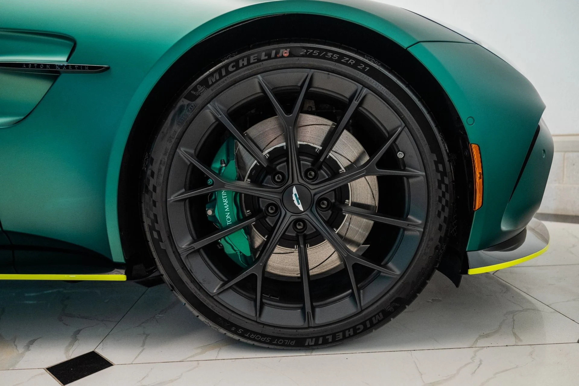 mph042_3404852548_Used_2025_Aston_Martin_Vantage_Coupe_1734713589_2d29b1825d