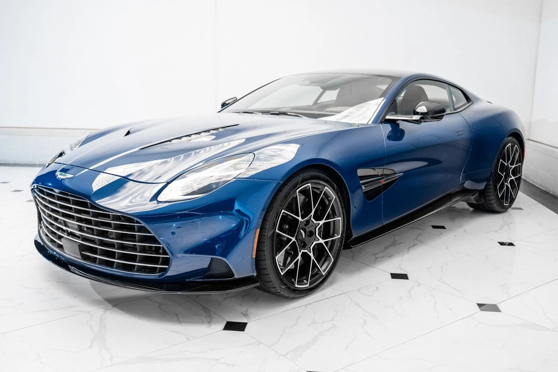 mph042_3411895958_Used_2025_Aston_Martin_Vanquish_1751745767_6bd2addca2