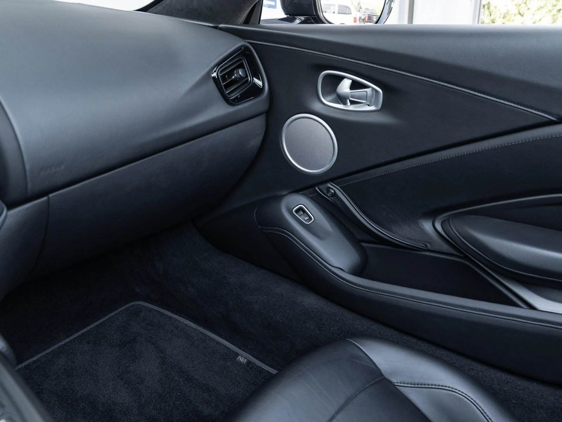 mph042_3442820168_Used_2021_Aston_Martin_Vantage_1763409983_98b0de8f66