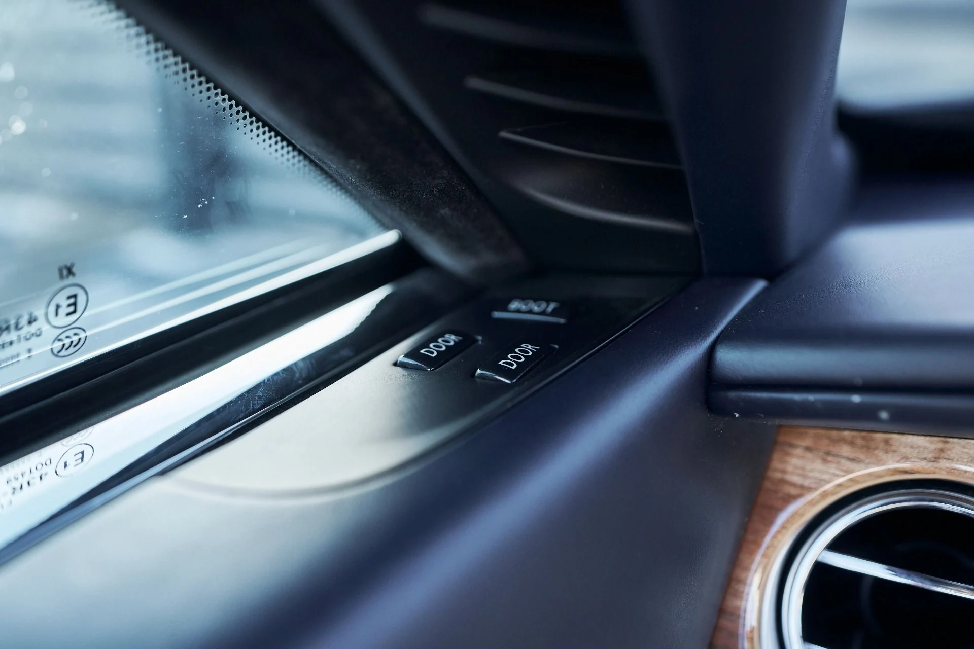 mph042_3485325168_Used_2018_Rolls_Royce_Dawn_1764124406_d92d6665da