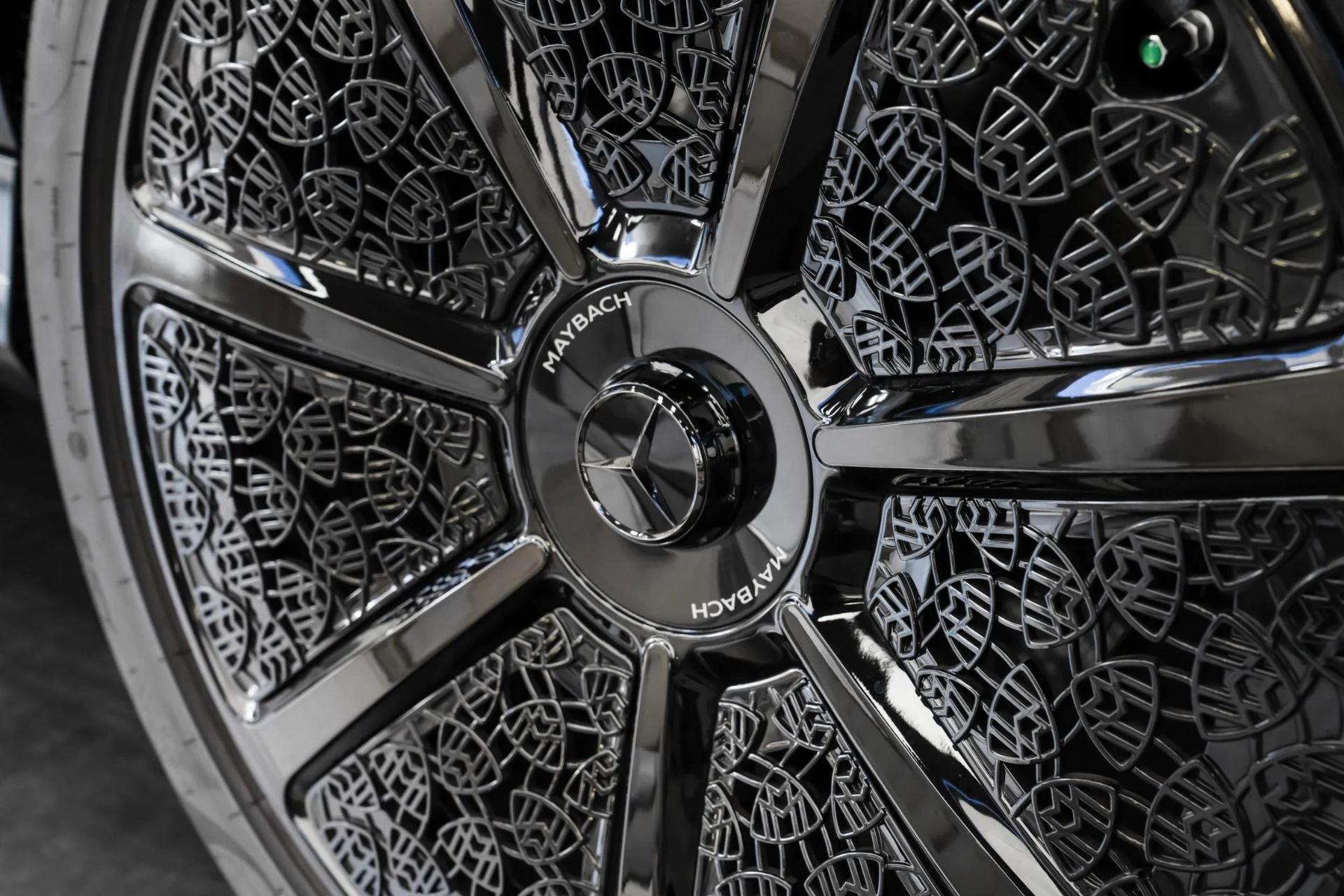 mph042_3523493627_Used_2025_Mercedes_Benz_Mercedes_Maybach_GLS_600_4_MATIC_1762198640_a118748cd9