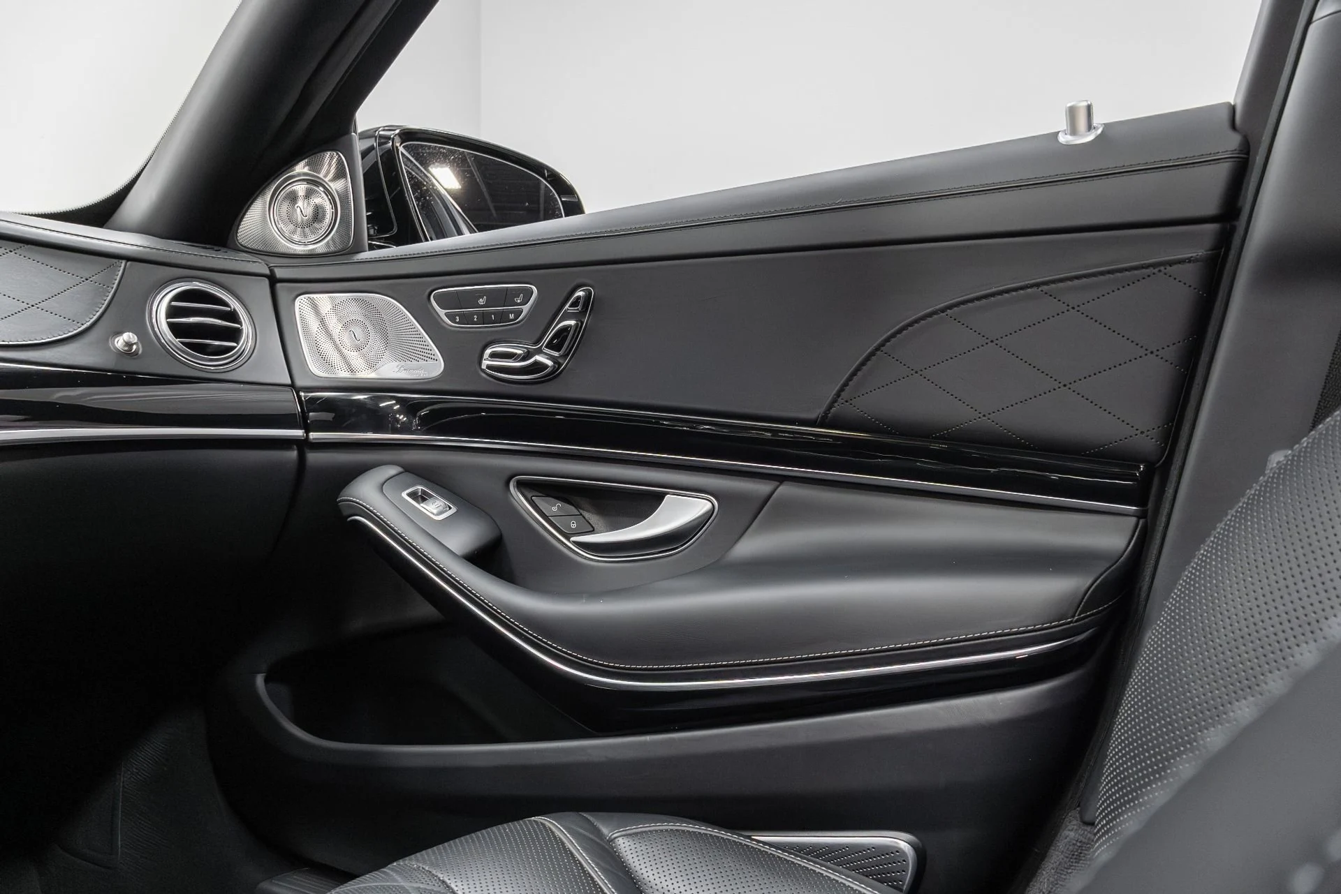 mph042_3538786920_Used_2019_Mercedes_Benz_S_Class_Maybach_S_650_1763220907_09ee022a2e