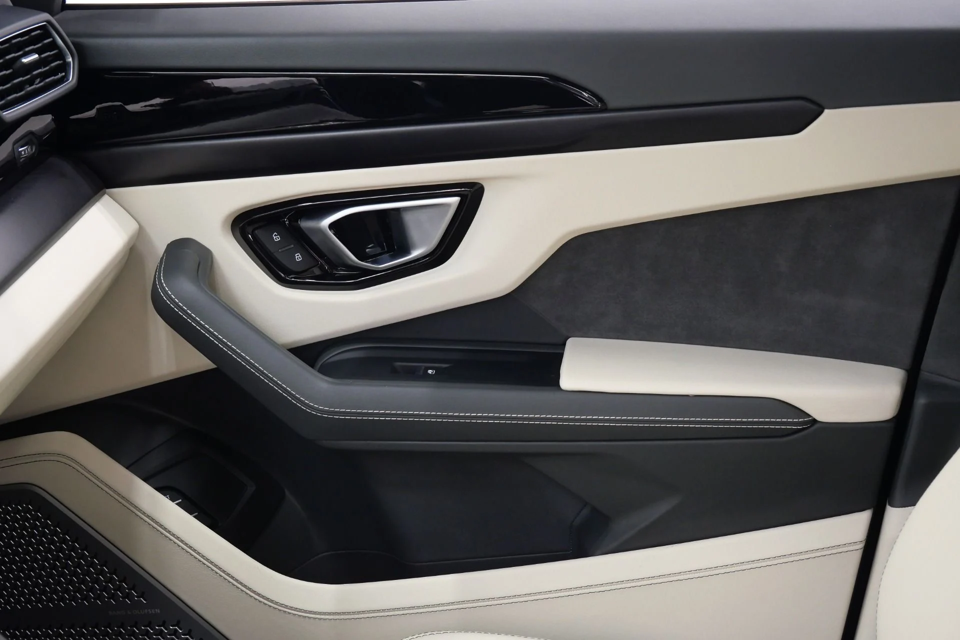 mph042_3551727499_Used_2022_Lamborghini_Urus_23_Inch_Wheels_Two_Tone_Interior_Bang_and_Olufsen_Audio_1775677581_a65fadbca9