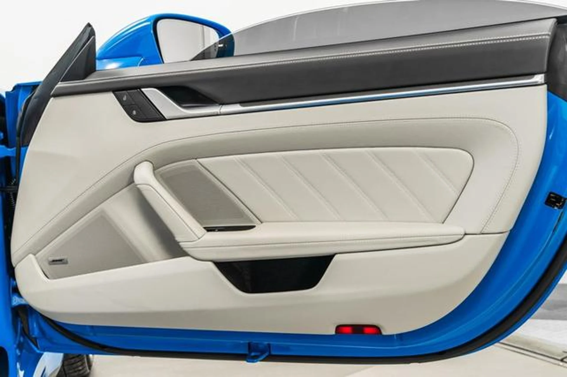 mph042_3555410803_i_S9pwp0lfvo_T_Sz_Km8_BP_Vch_F_SHU_57f074aacb