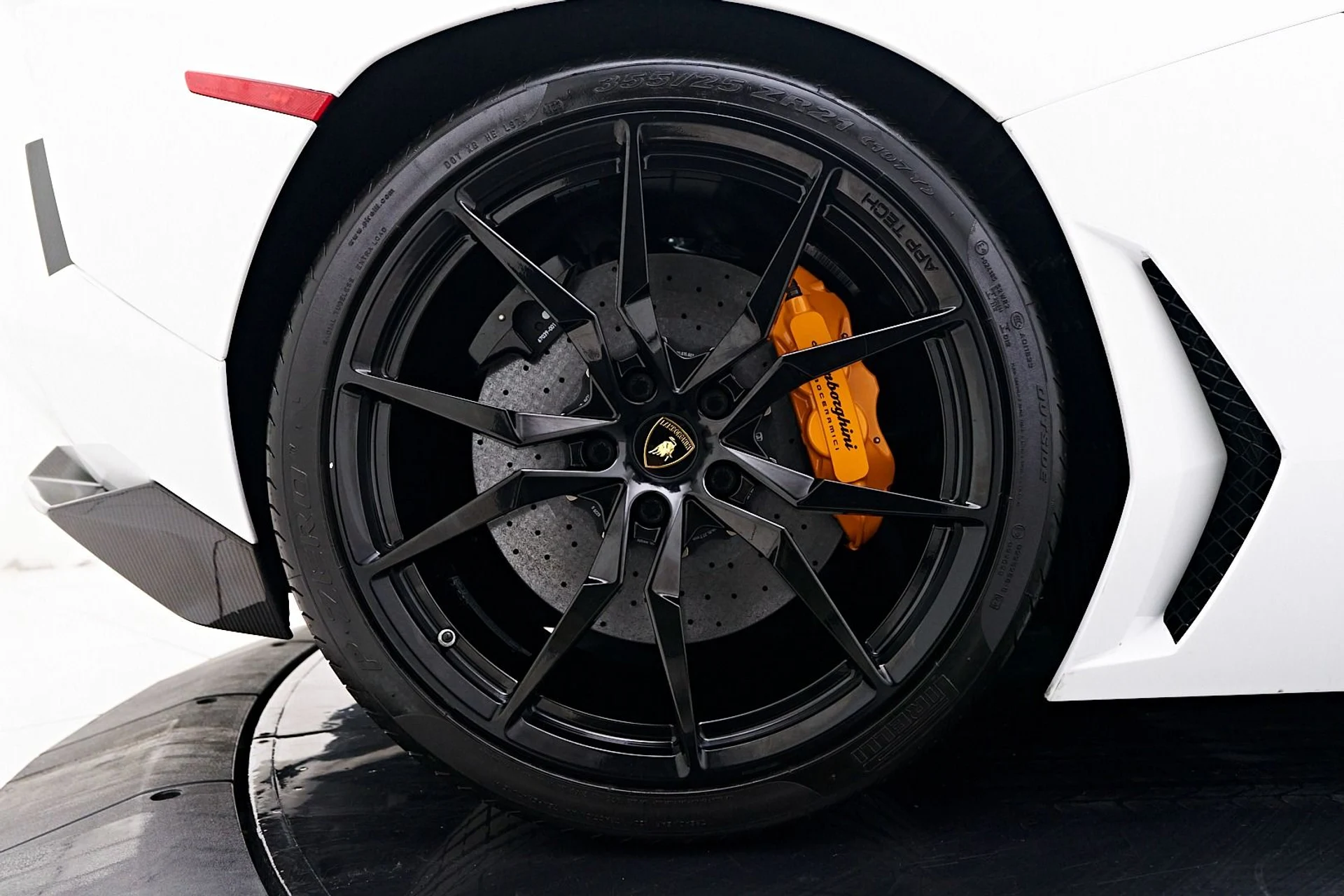 mph042_3686529703_Used_2017_Lamborghini_Aventador_1745956404_9b5399f7ec