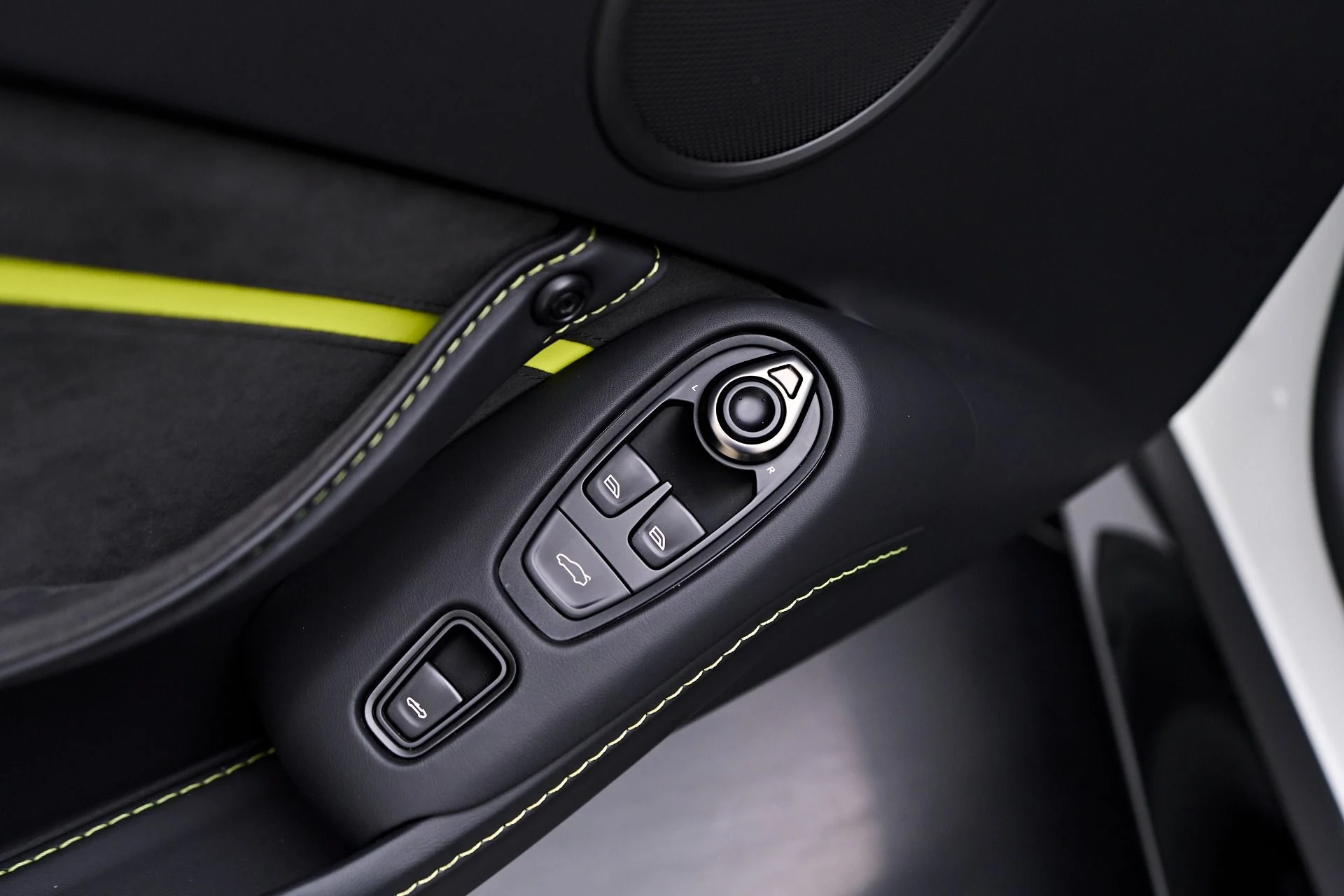 mph042_372903555_Used_2023_Aston_Martin_Vantage_F1_Edition_1754013179_035a94b9cb