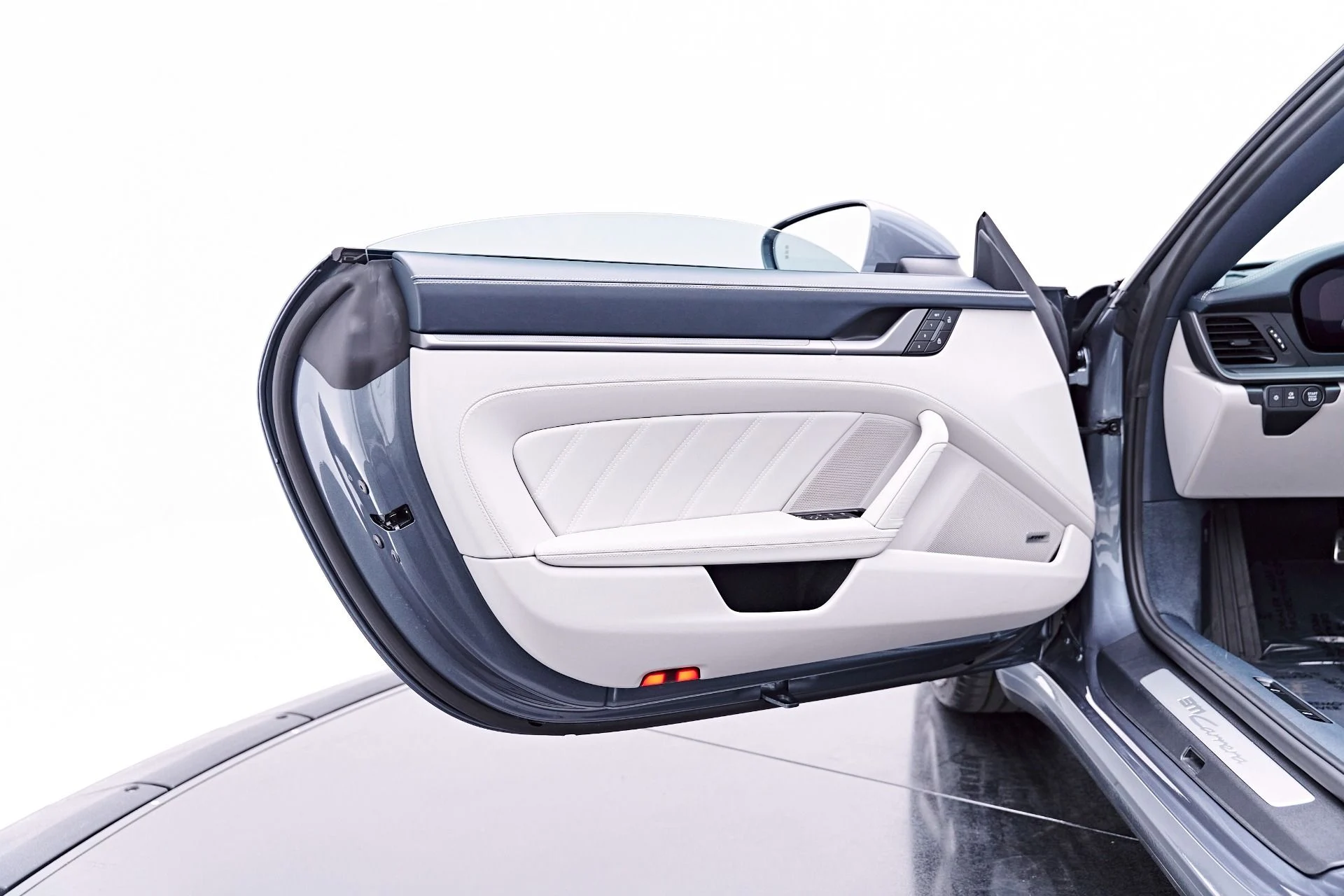 mph042_3741749755_Used_2025_Porsche_911_Carrera_1777504798_49135e00e3