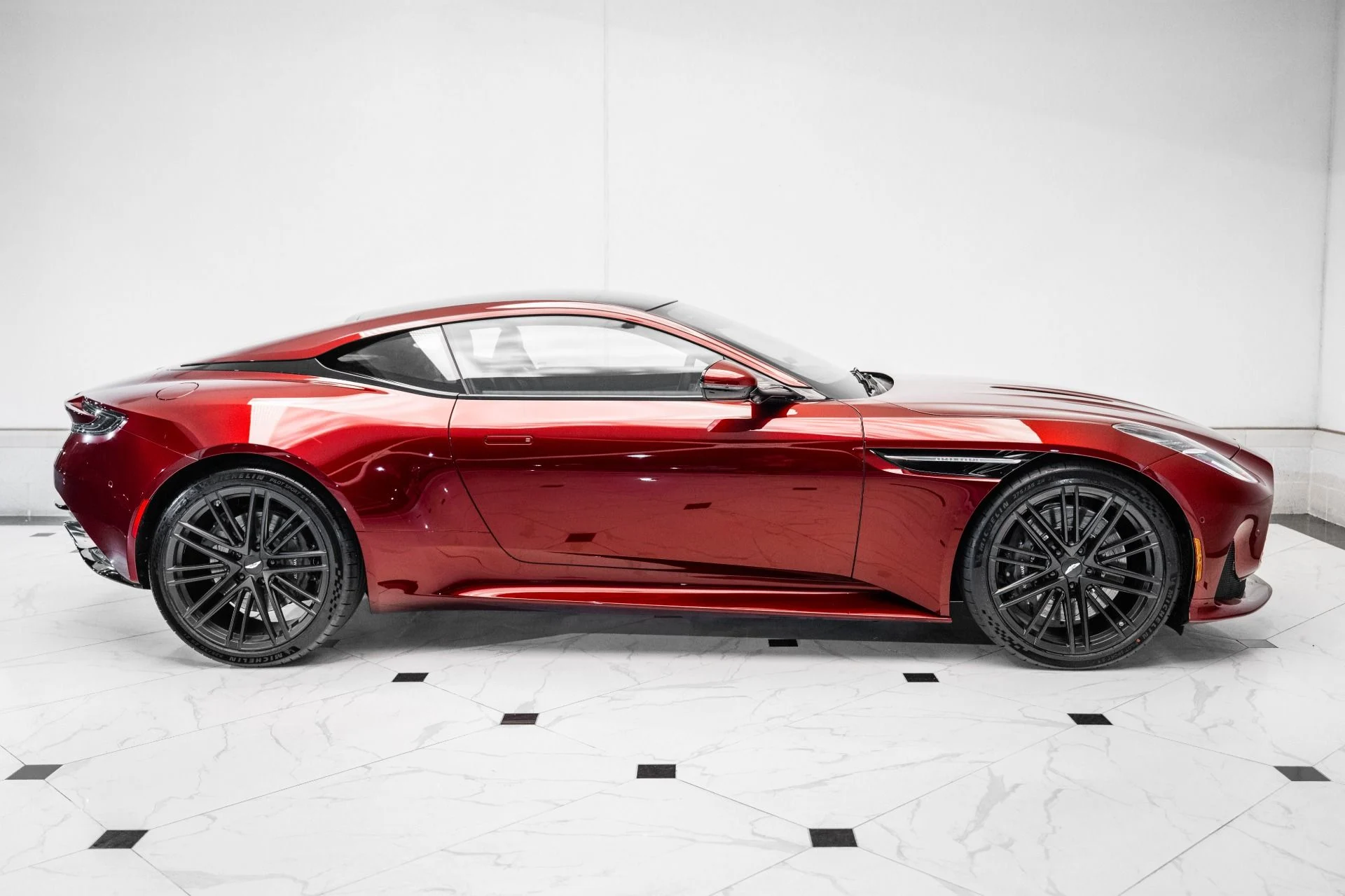 mph042_3757899433_Used_2025_Aston_Martin_DB_12_Coupe_1748960287_34cd1a78f0