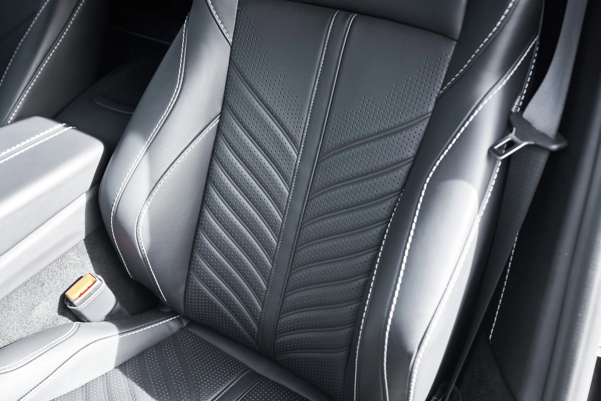 mph042_3766589532_Used_2023_Aston_Martin_Vantage_Base_1762913663_61b1722d23