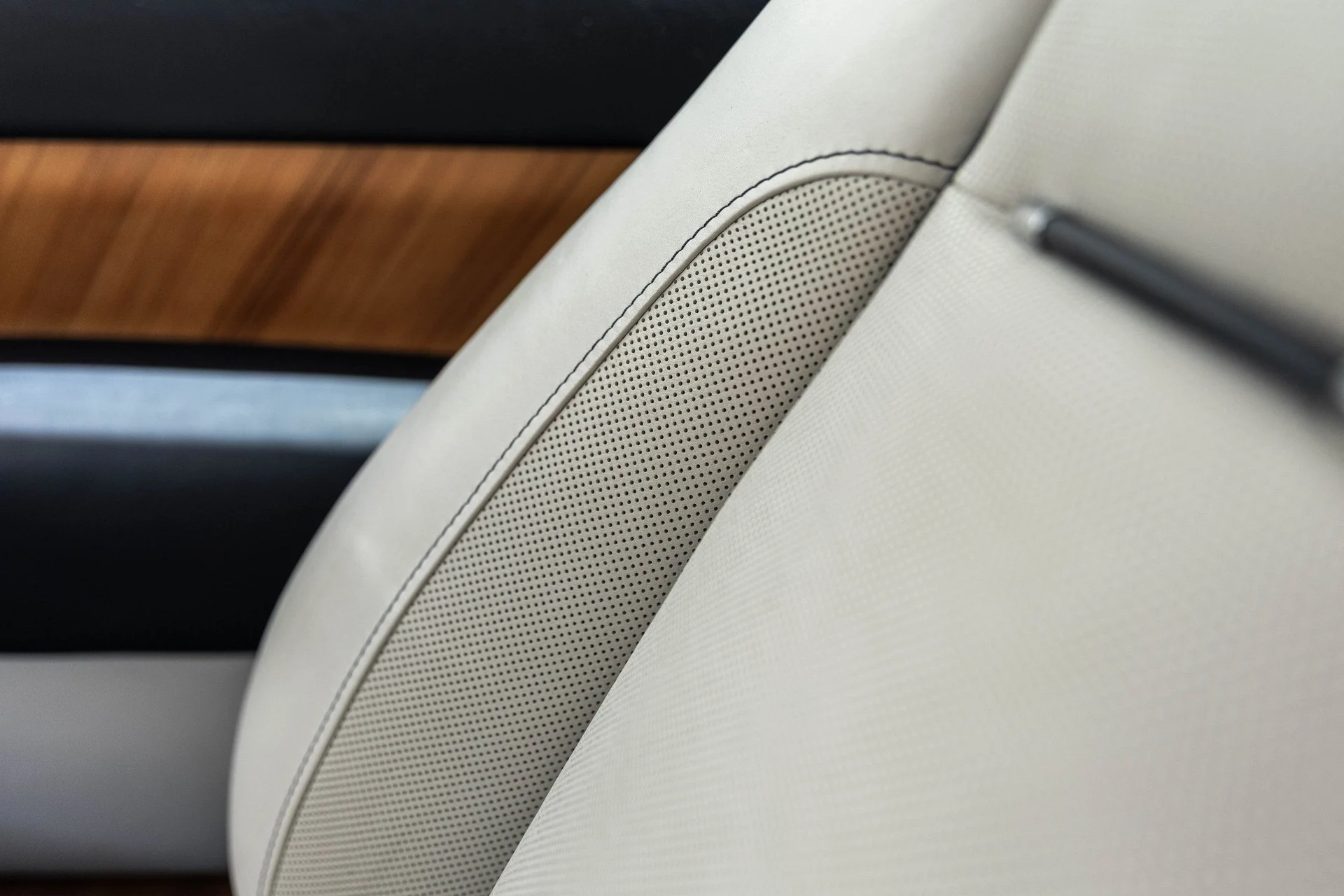 mph042_3852526559_Hi_Tech_Luxury_Imports_LLC_SCA_666_D50_HU_107224_image_42_209be4be49