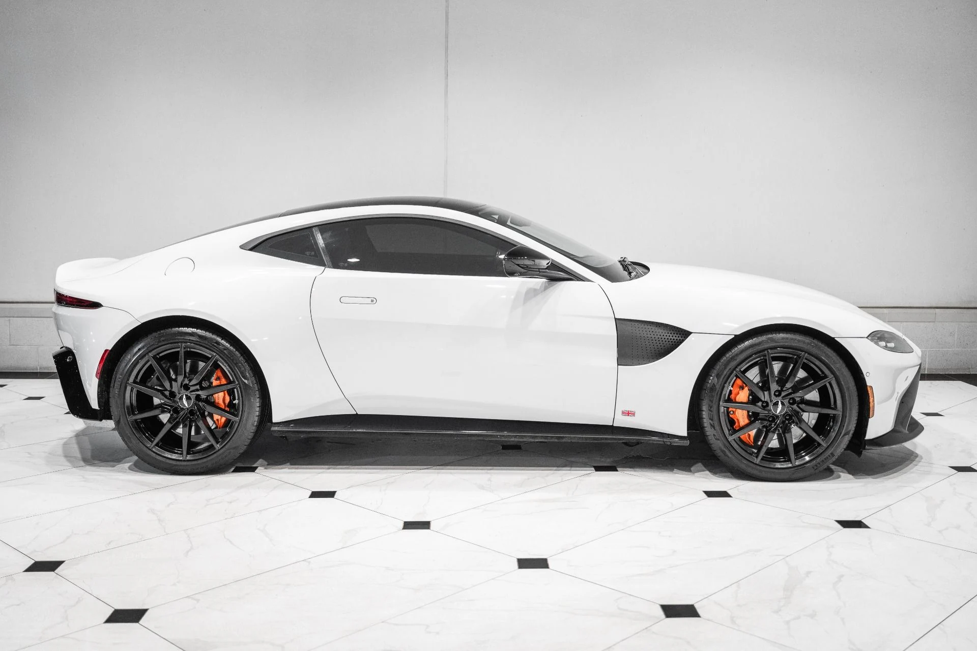 mph042_3917261858_Used_2019_Aston_Martin_Vantage_1790176598_8d4f9dcc80