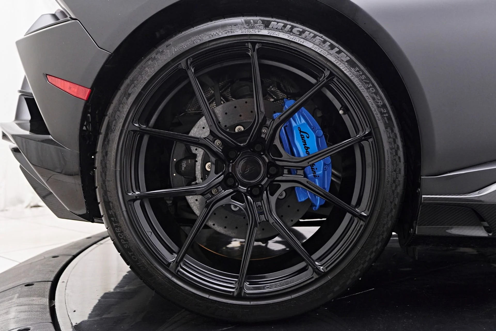 mph042_3932192185_Used_2021_Lamborghini_Huracan_EVO_Base_1758314676_a23656f7b1