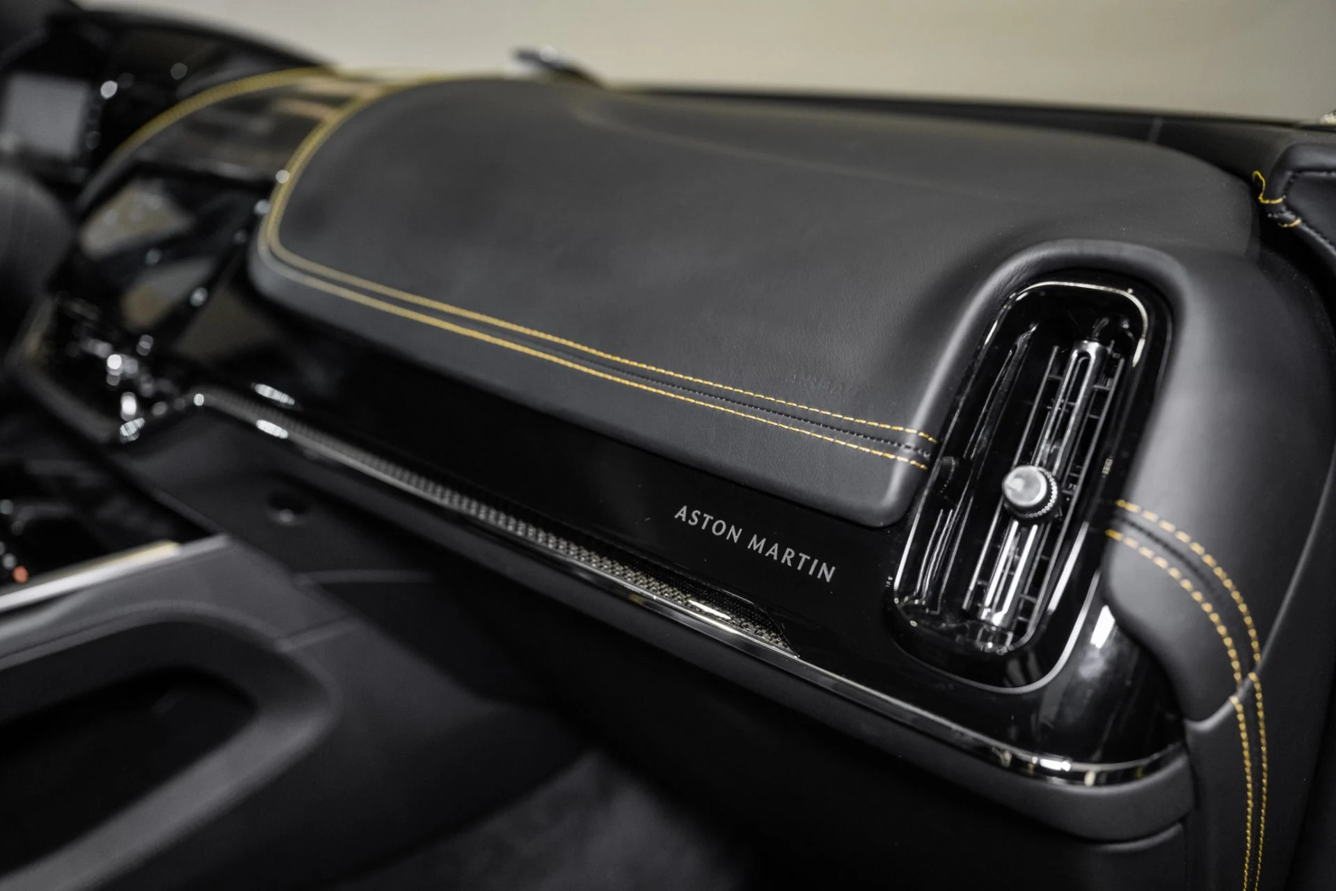 mph042_3937049891_Used_2025_Aston_Martin_DBX_707_1768581012_ec9eda7739