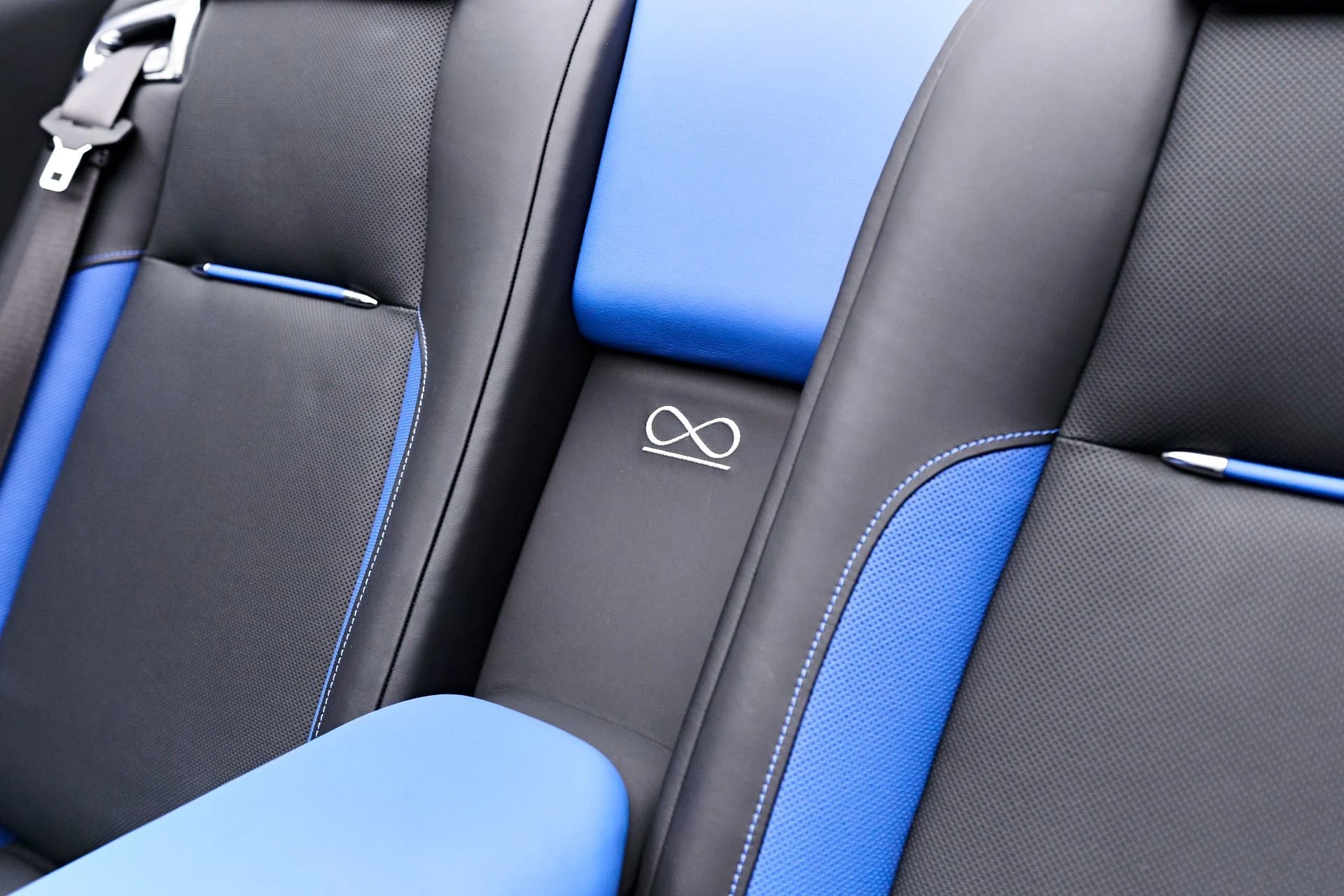 mph042_3991292027_Used_2018_Rolls_Royce_Dawn_Base_1712097649_ef64affaf9