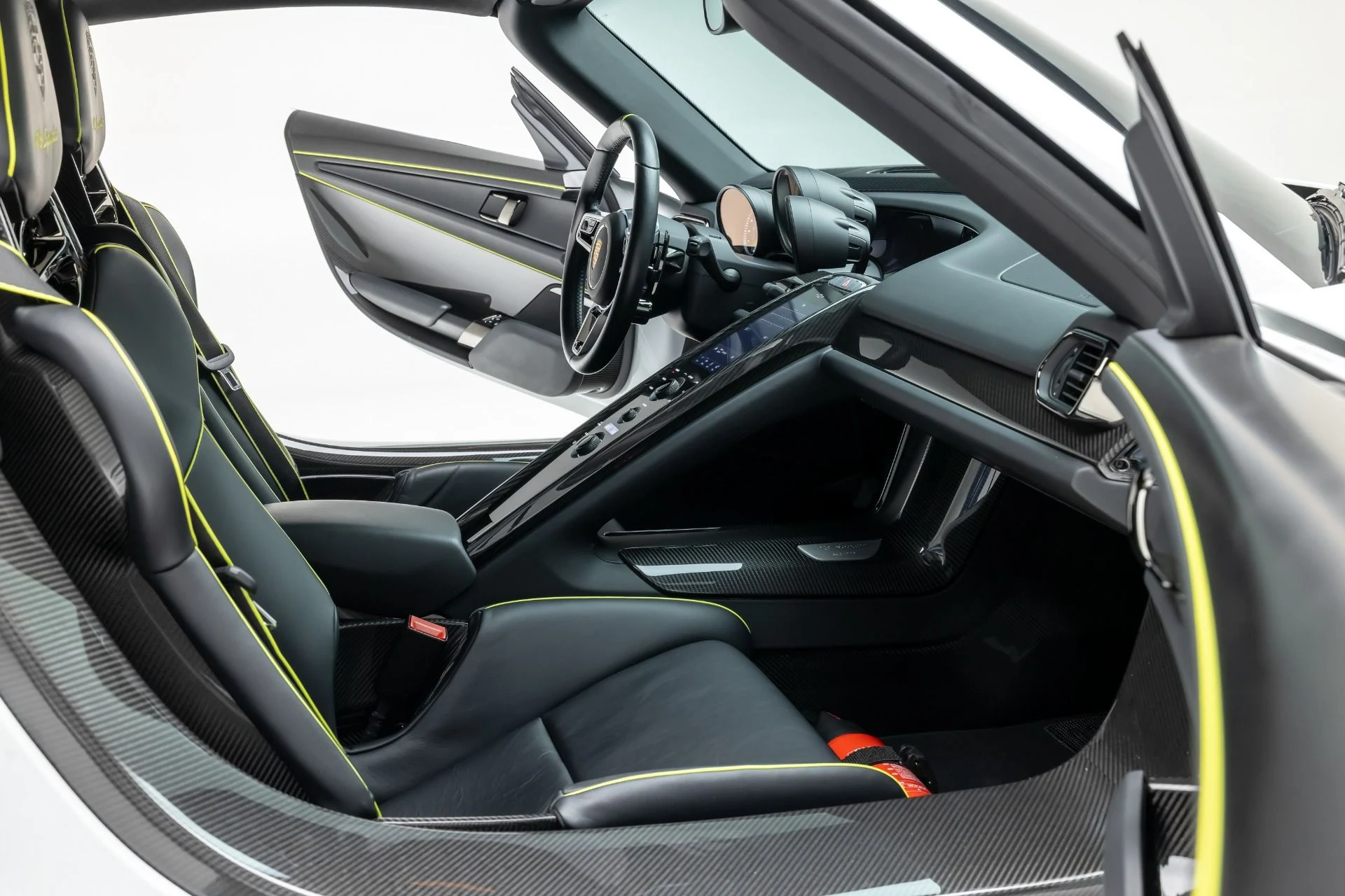 mph042_4059537411_Used_2015_Porsche_918_Spyder_1740676476_3ba0dc27d1