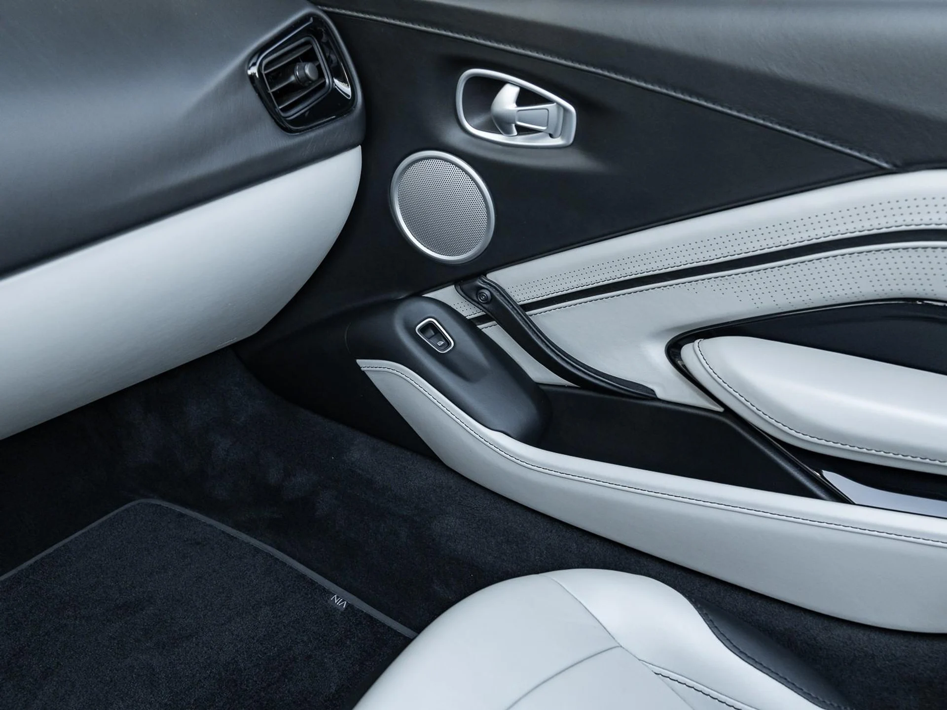 mph042_413784534_Used_2021_Aston_Martin_Vantage_Roadster_1767733781_279dd17399