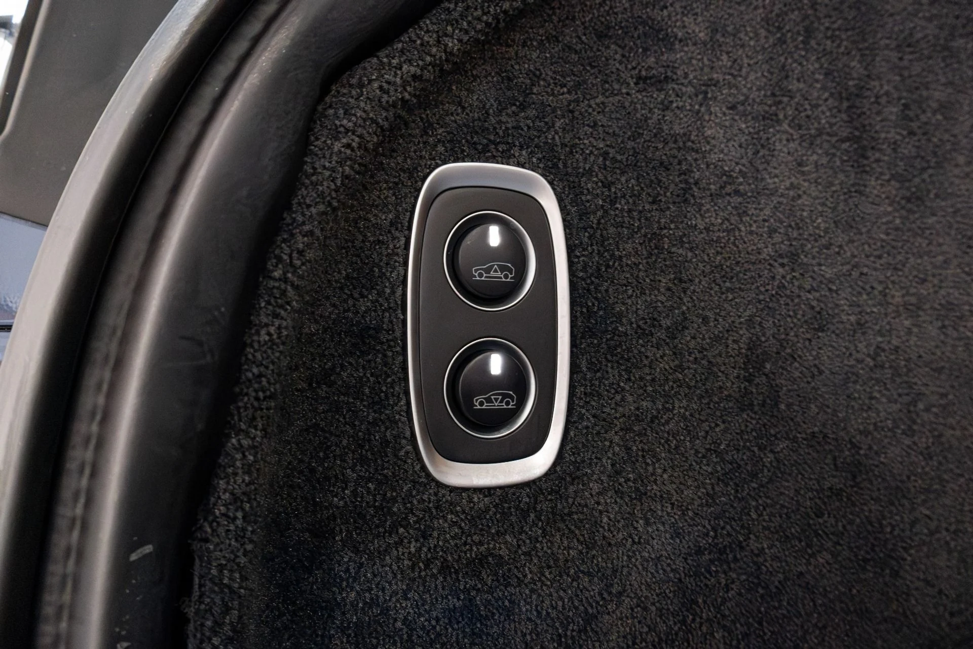 mph042_4145141634_Used_2021_Aston_Martin_DBX_1770088523_3e40678edb