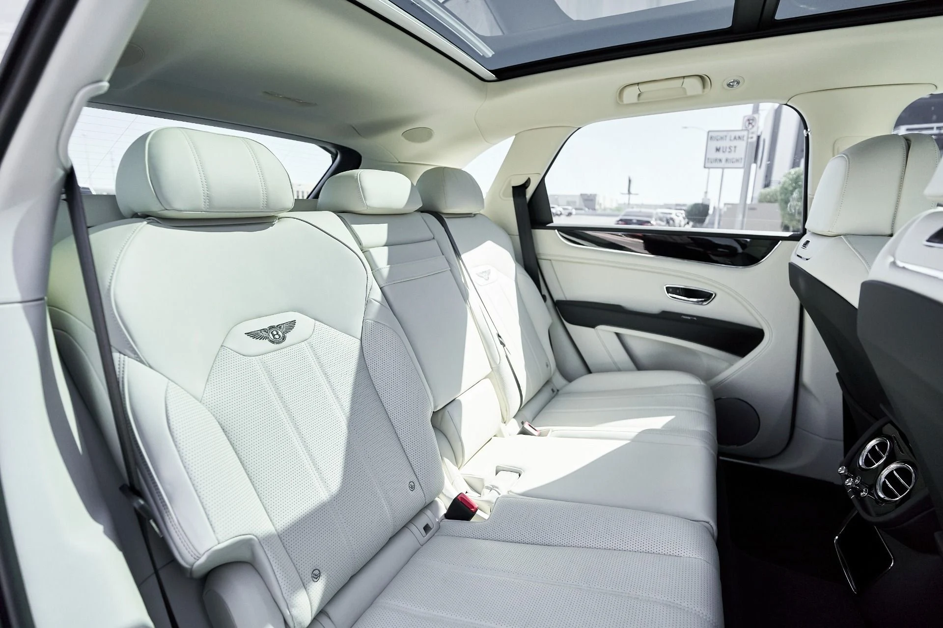 mph042_4186669847_Used_2024_Bentley_Bentayga_Hybrid_S_1759985924_32f0966120