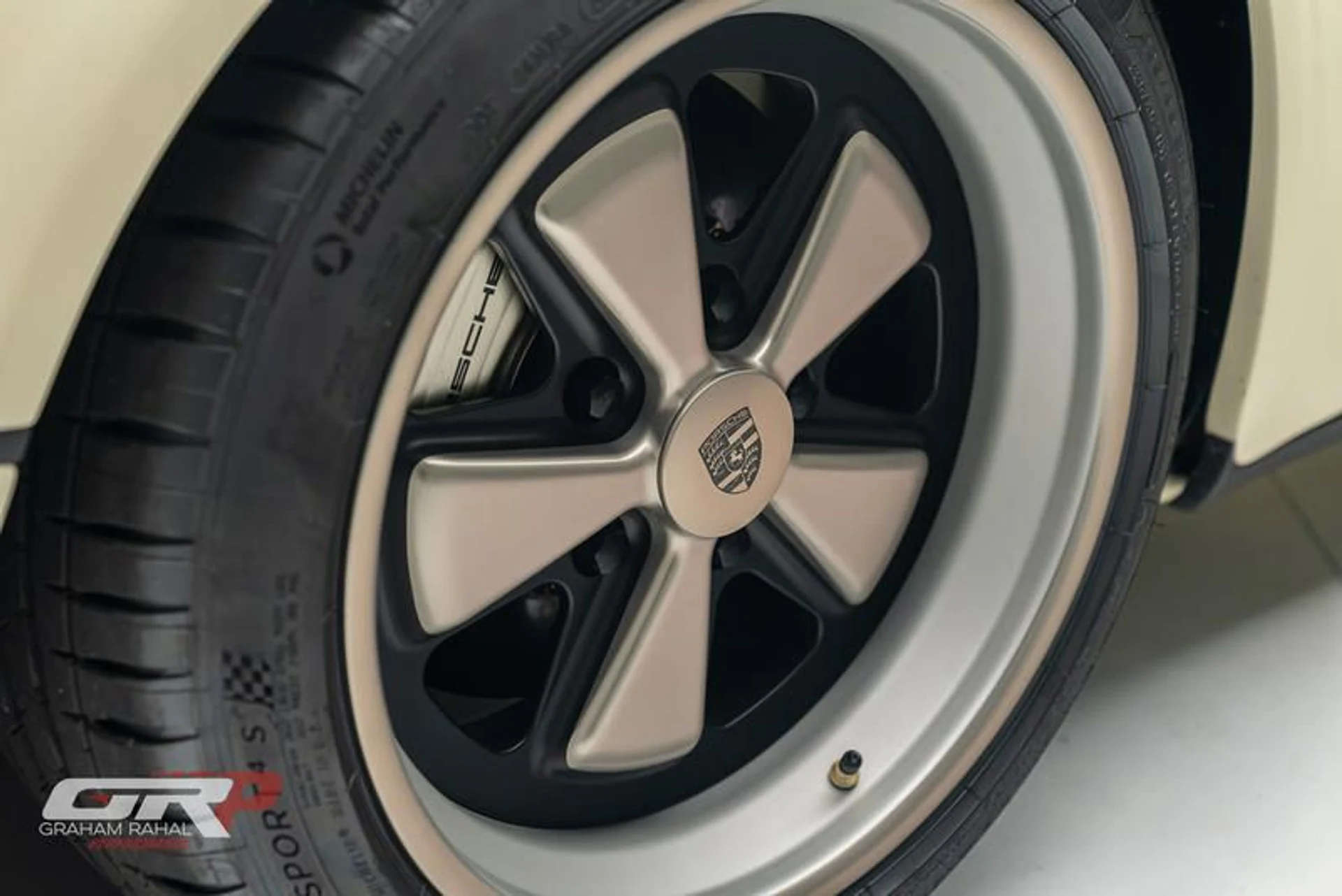 mph042_4272699802_54_B5_A091_B1_A4_4382_8_E24_FE_48_CA_45_B177_9379b145e9