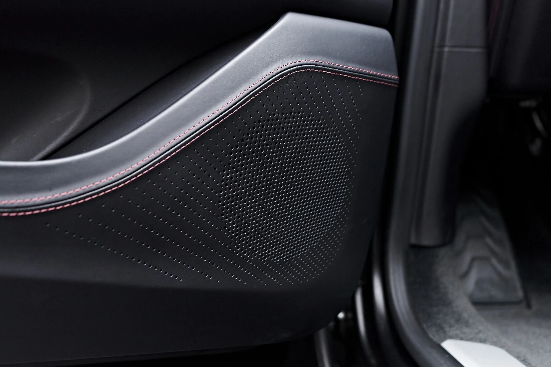 mph042_427422825_Used_2023_Aston_Martin_DBX_707_1754786768_6580335171