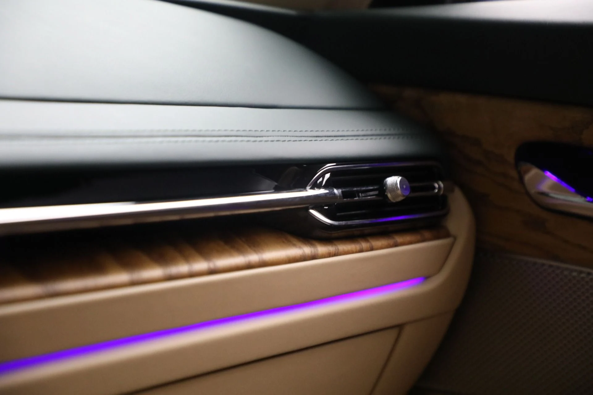 mph042_429367682_New_2025_Aston_Martin_DB_12_Volante_c5f5f12c4b