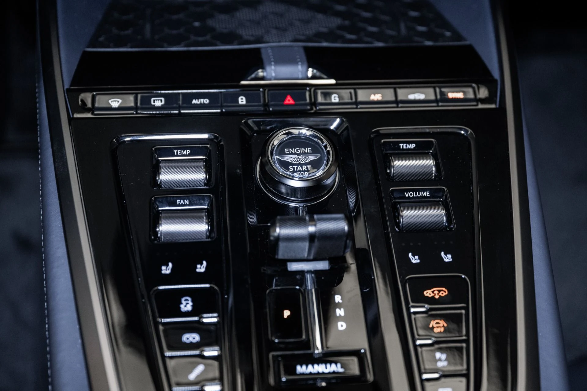 mph042_52156726_Used_2025_Aston_Martin_DBX_707_1754709382_93bbfba84c