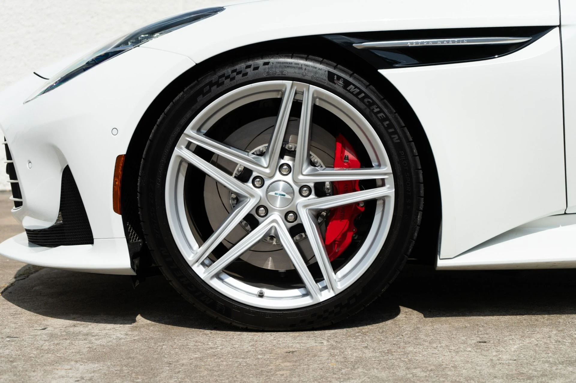 mph042_521878947_Used_2025_Aston_Martin_DB_12_Volante_1785884214_e15b1b4598