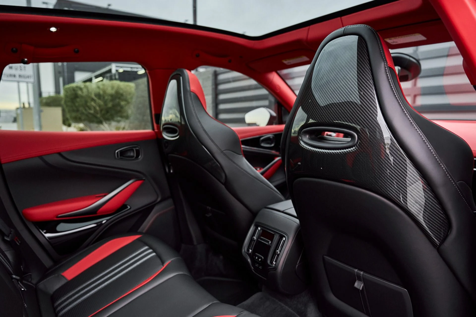 mph042_613606396_Used_2025_Aston_Martin_DBX_707_1766785355_3aeaa4eb9e