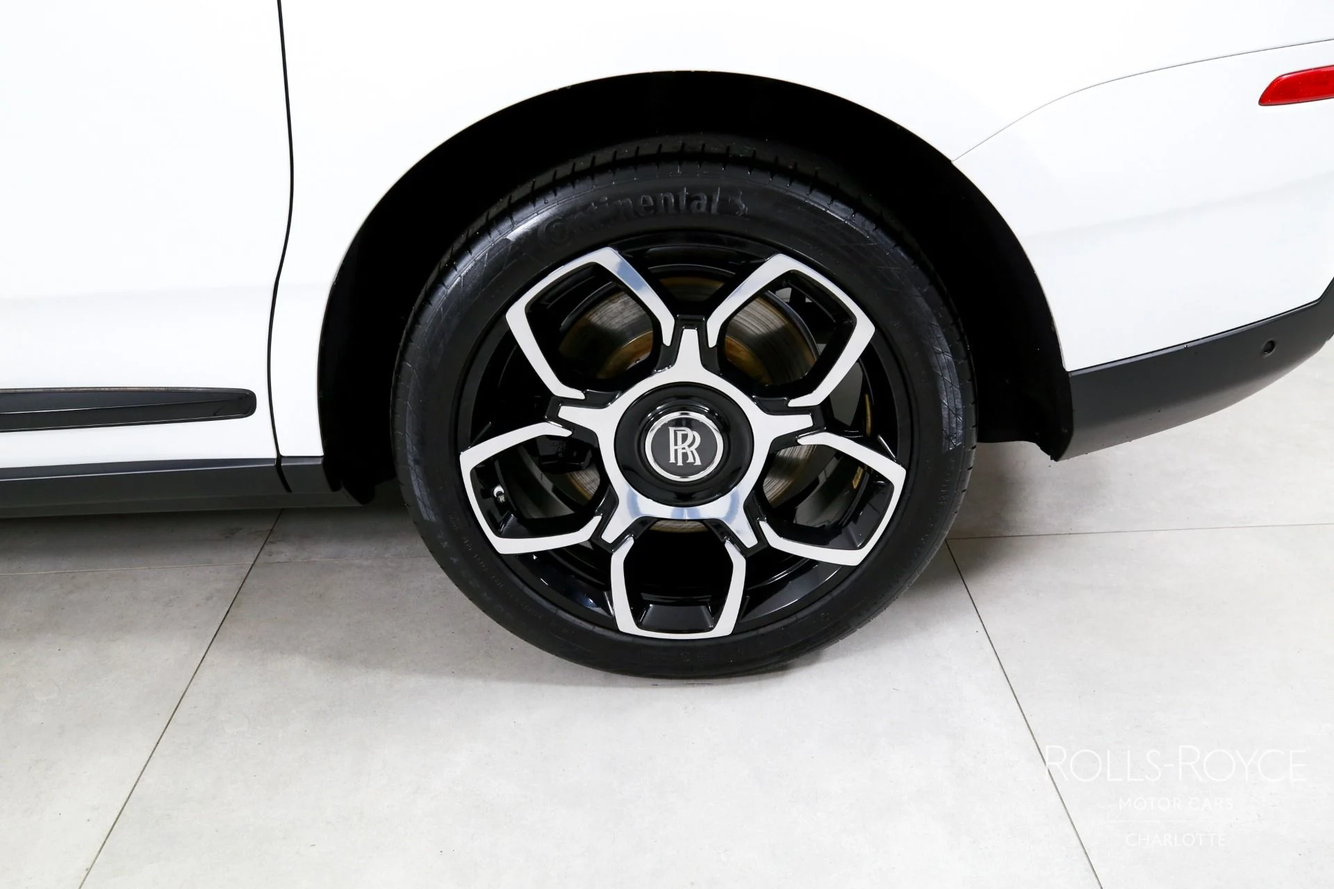 mph042_61777563_Used_2022_Rolls_Royce_Black_Badge_Cullinan_1764197182_fe4fc1f074