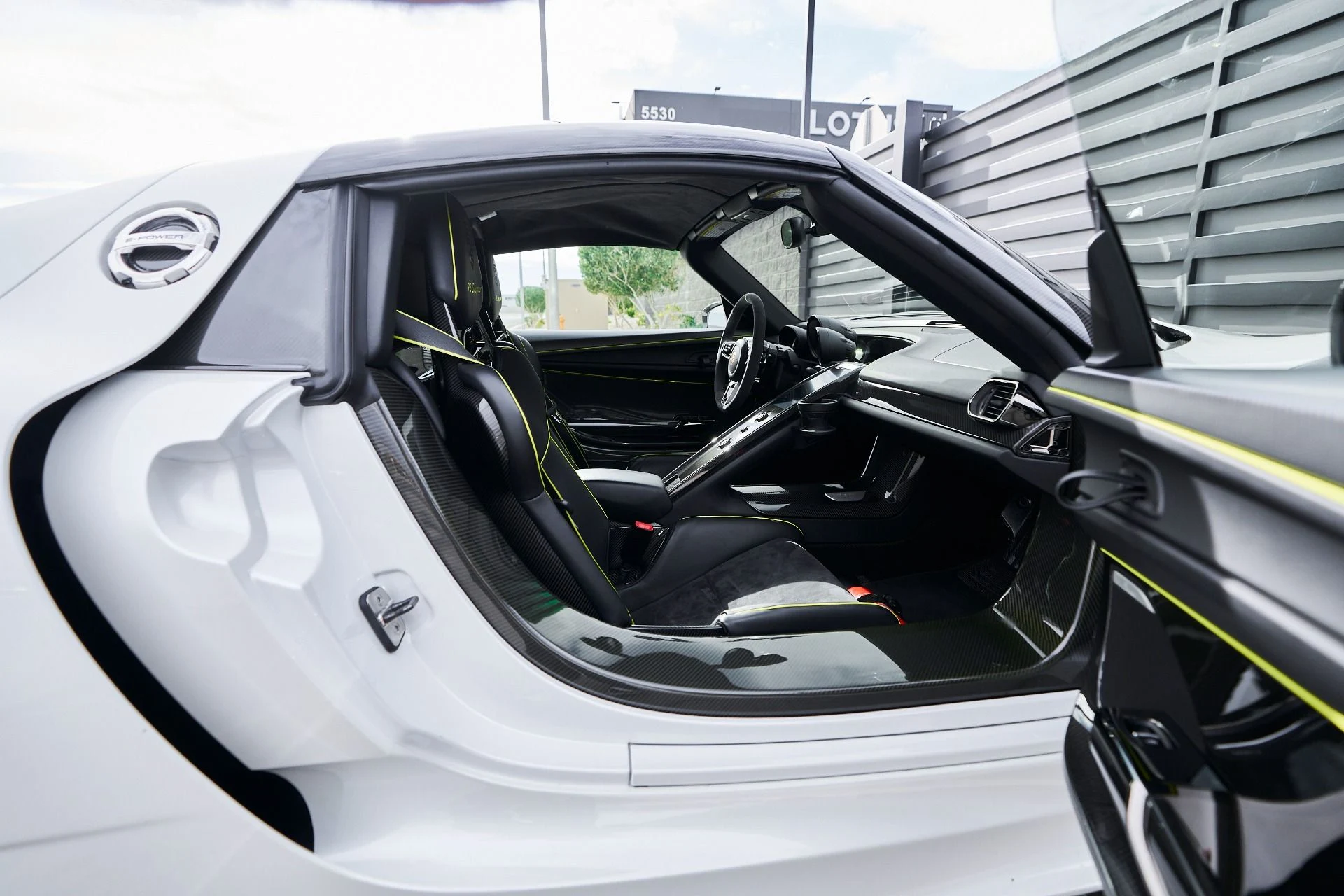 mph042_62161964_Used_2015_Porsche_918_Spyder_w_Weissach_Package_1764874366_ce1110fb33