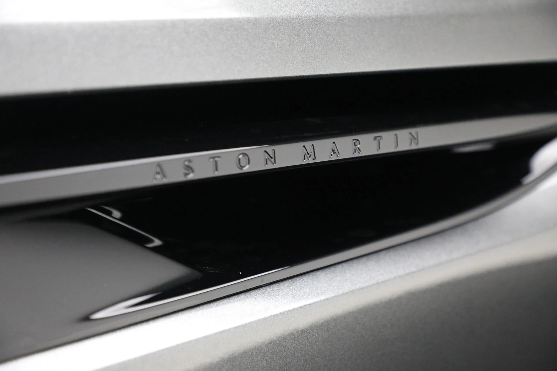 mph042_624200196_New_2025_Aston_Martin_DB_12_Volante_39b8c147f1