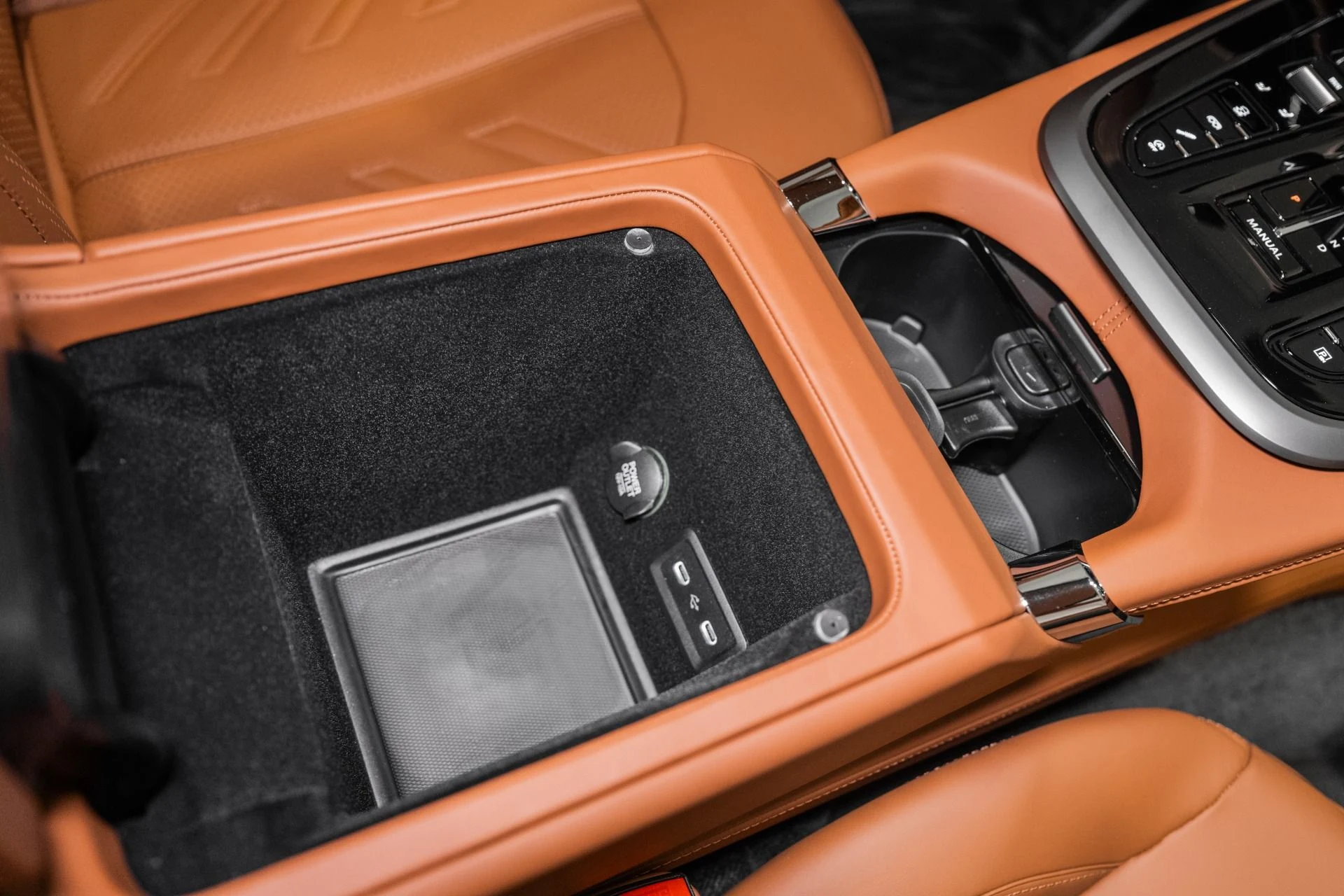 mph042_641016714_New_2026_Aston_Martin_DBX_S_1775443121_fc74e6963f