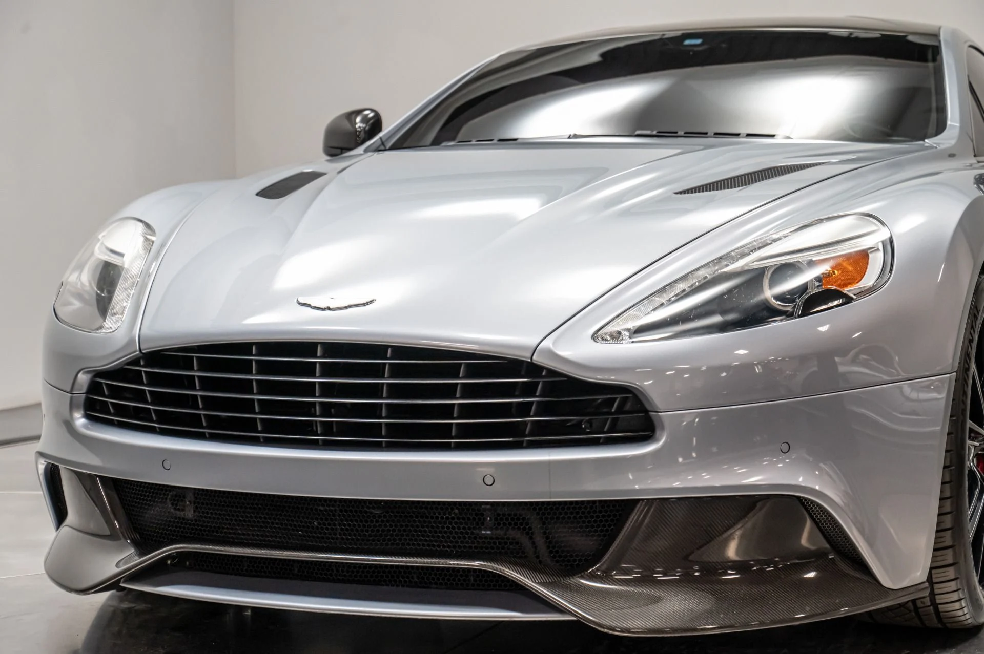 mph042_651775289_Used_2014_Aston_Martin_Vanquish_V12_1729699077_6800095e93
