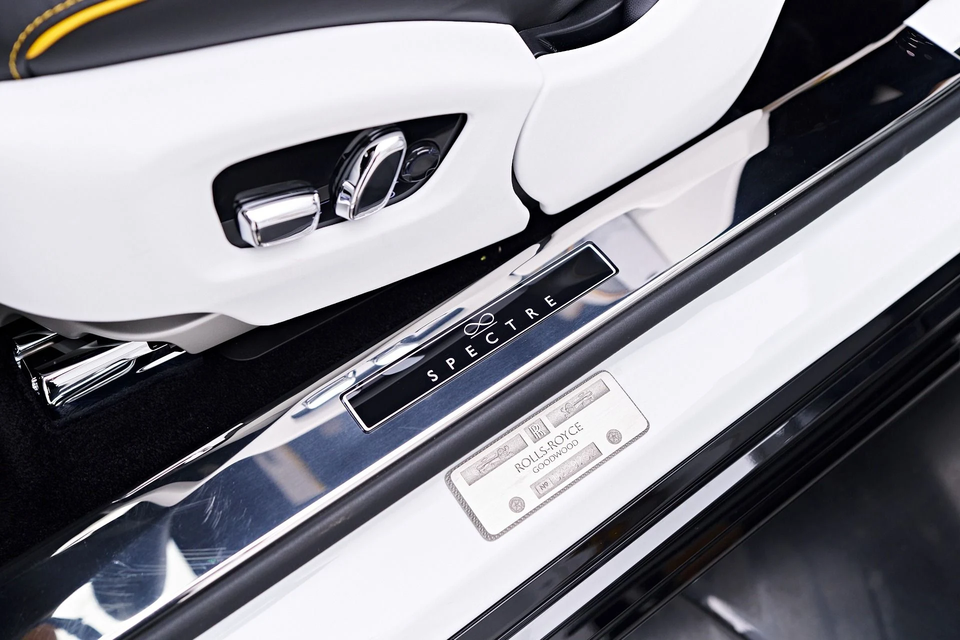 mph042_699332979_Used_2025_Rolls_Royce_Spectre_Base_1753213338_ece1921a8d