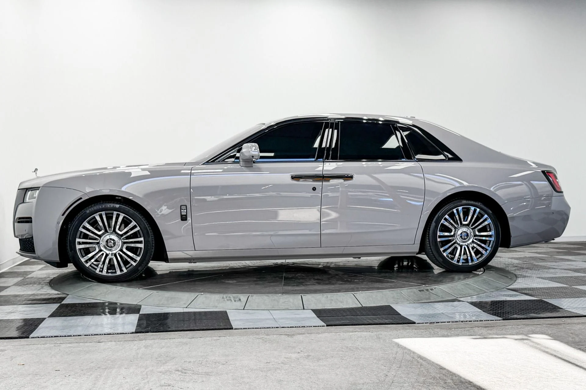 mph042_715919017_Used_2022_Rolls_Royce_Ghost_The_Ghost_Package_Bespoke_Audio_Illuminated_Fascia_1785265086_8cdb66bd48