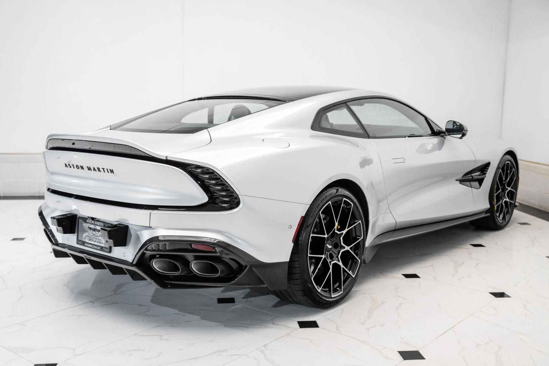 mph042_746489458_Used_2025_Aston_Martin_Vanquish_1741191405_58e61c0a2c