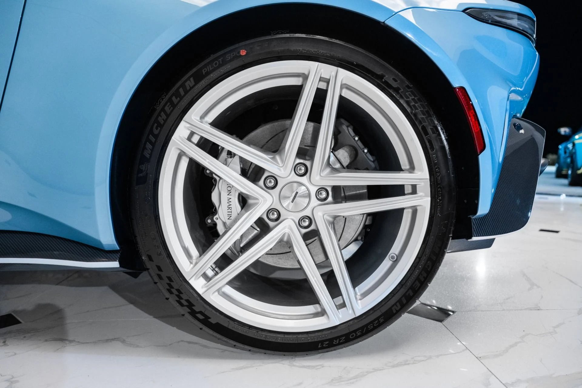 mph042_752941999_Used_2025_Aston_Martin_Vantage_Coupe_1741617065_322fe91648